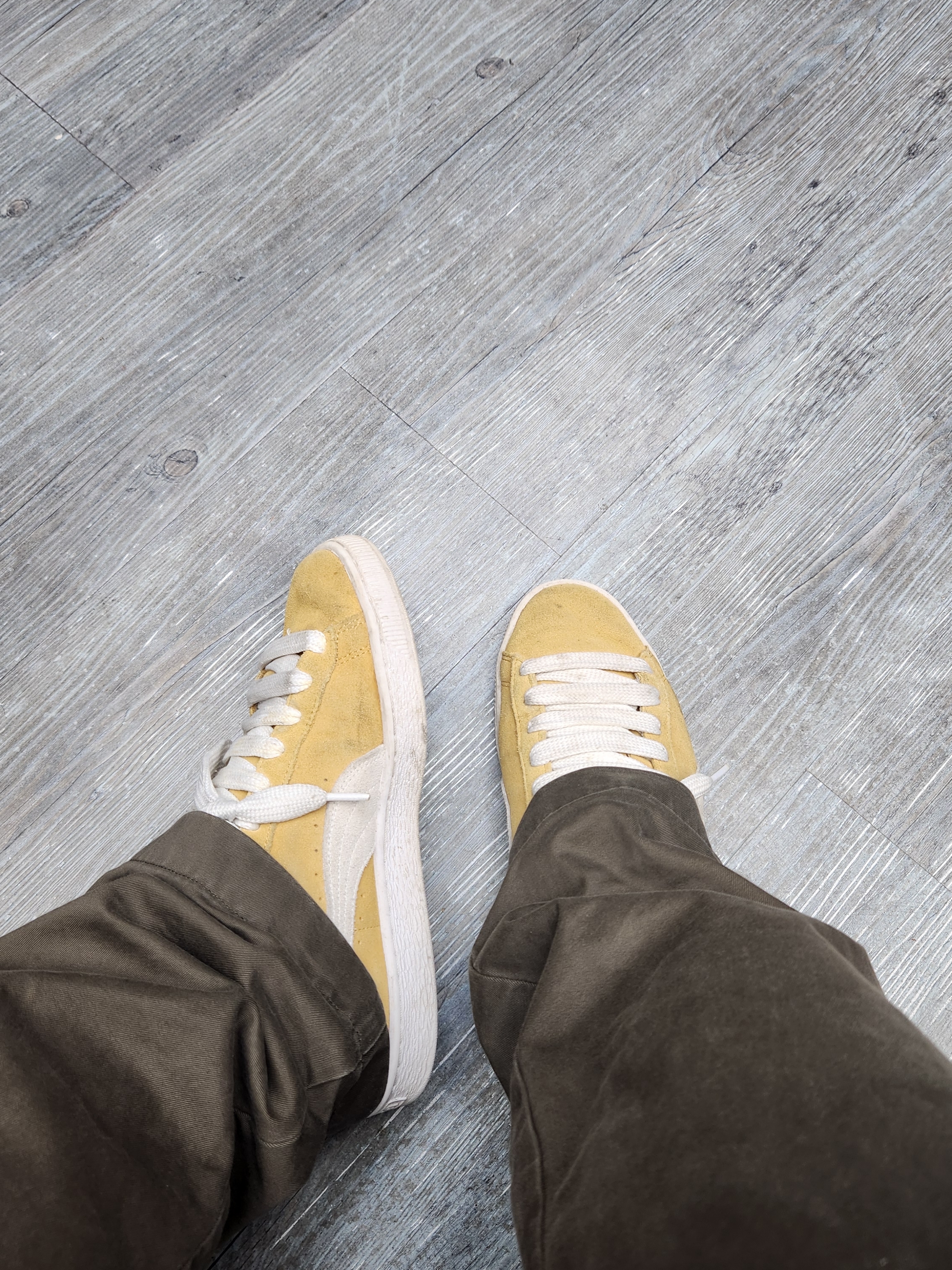 Puma Suede Classic XXI Mustard White 착용 스타일