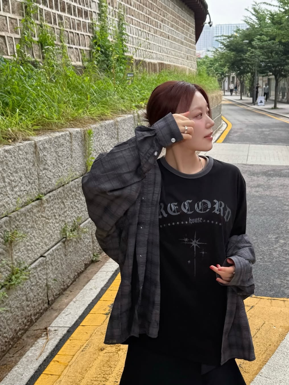 SLOW RECORD HOUSE Unisex RECORD Ringer Tee Black 착용 스타일 - 3