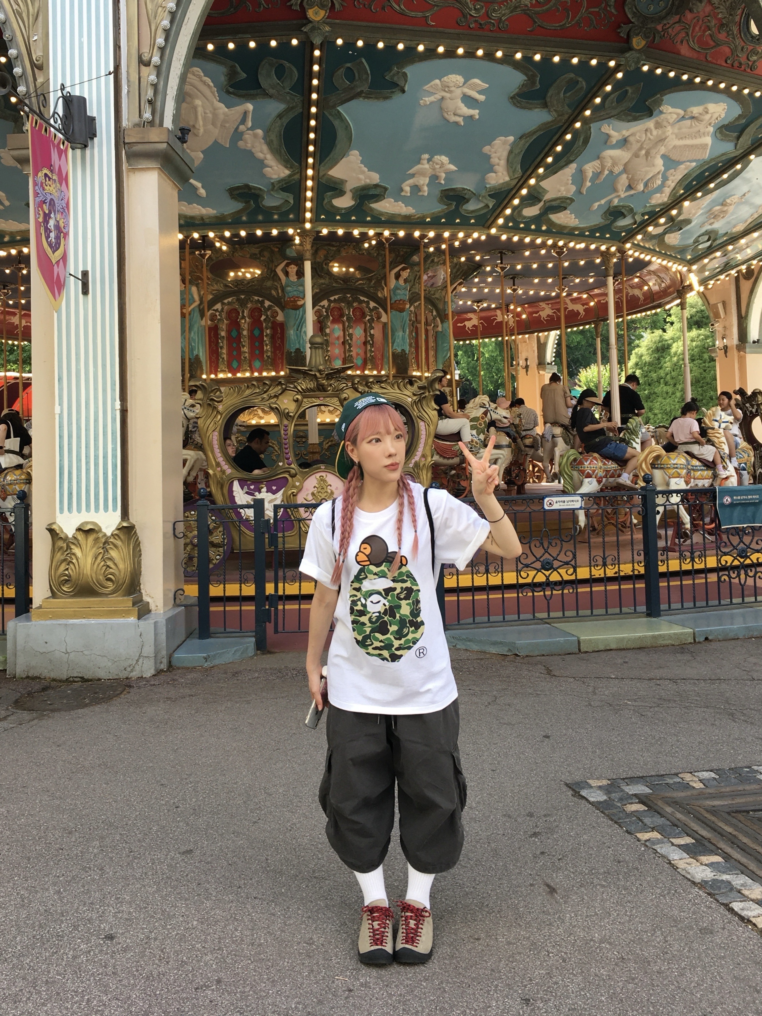BAPE ABC Camo Milo on Big Ape T-Shirt White Green, Keen Jasper Suede Sneakers Silver Mink 착용 스타일 - 1
