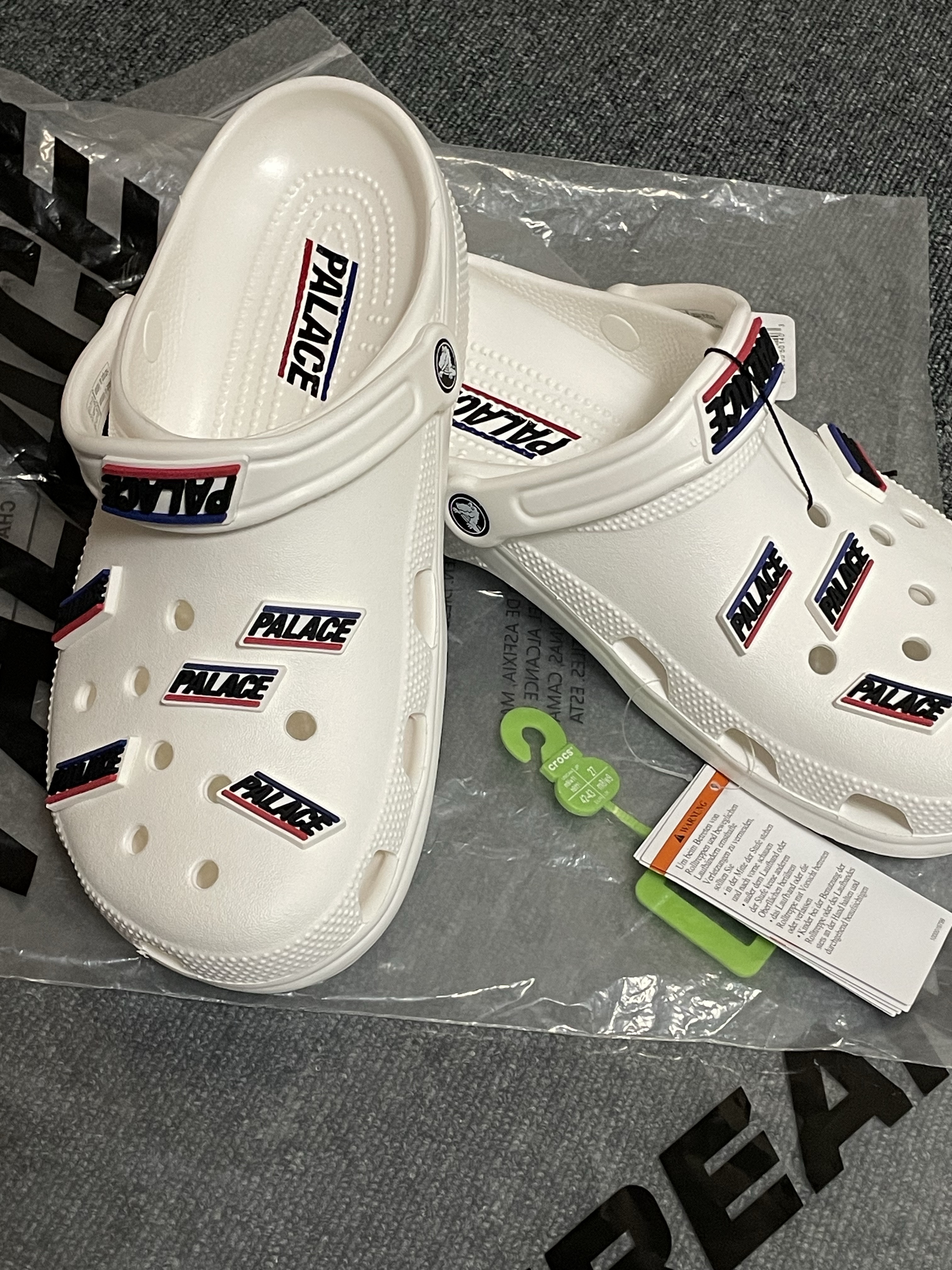 Crocs x Palace Classic Clog White, Crocs x Palace Classic Clog Black 착용 스타일