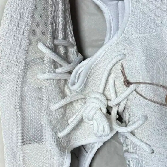 Adidas Yeezy Boost 350 V2 Bone 착용 스타일
