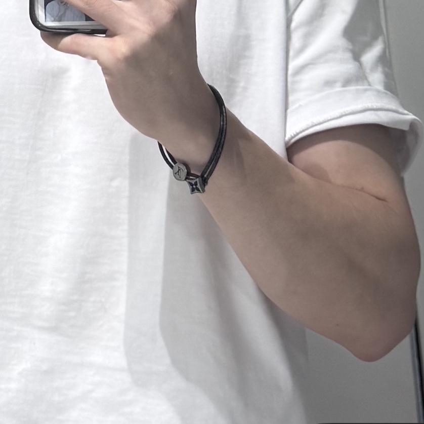 Louis Vuitton Catch It Bracelet Monogram Eclipse Silver 착용 스타일 - 2
