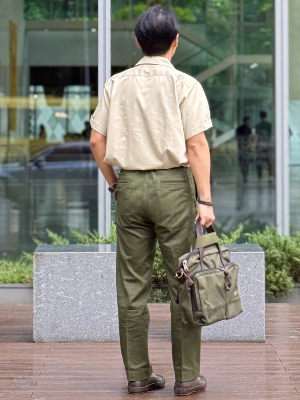 Filson 24 Hour Tin Briefcase Otter Green, Moonstar Alweather Olive 착용 스타일 - 3