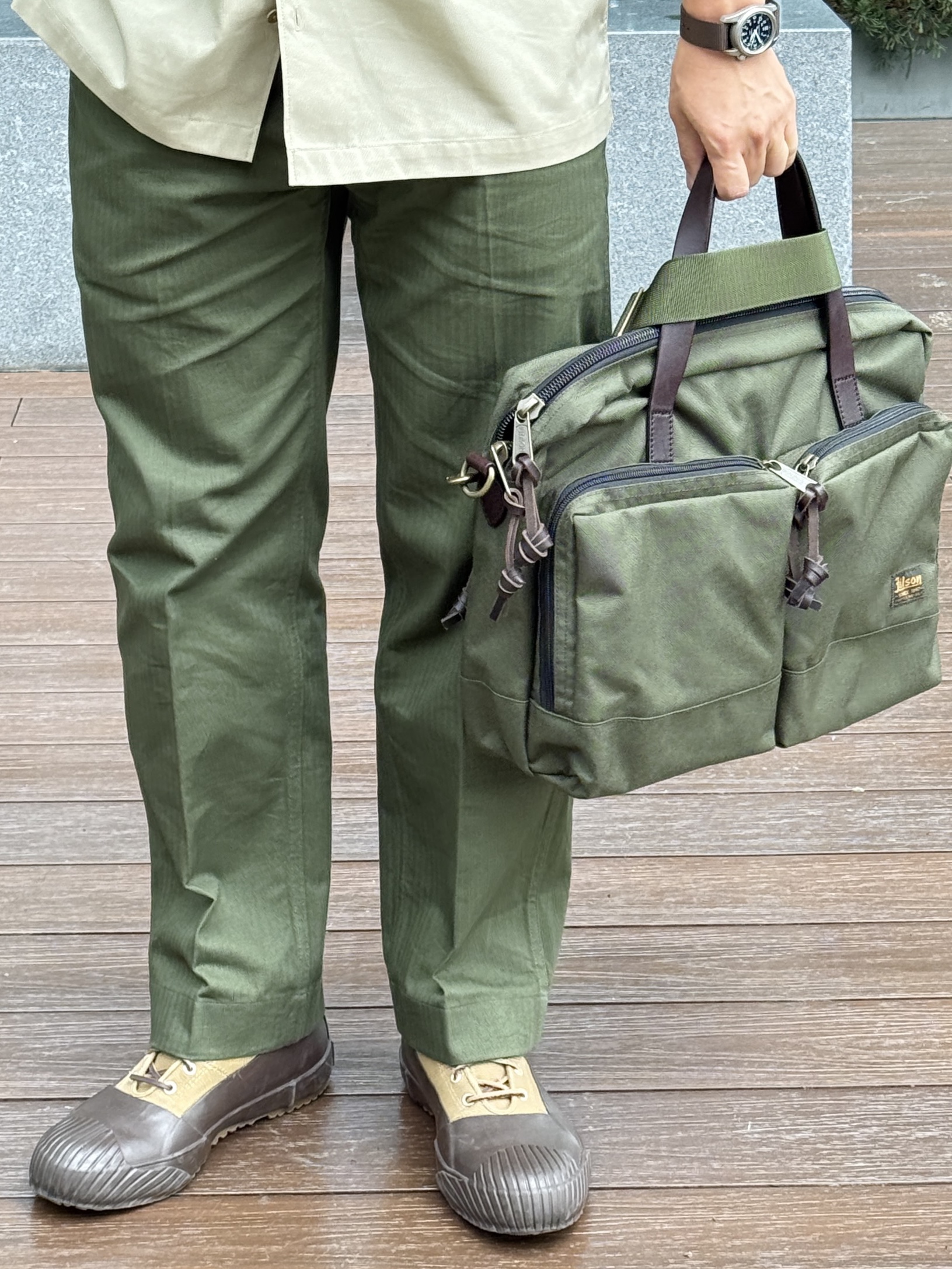Filson 24 Hour Tin Briefcase Otter Green, Moonstar Alweather Olive 착용 스타일 - 7