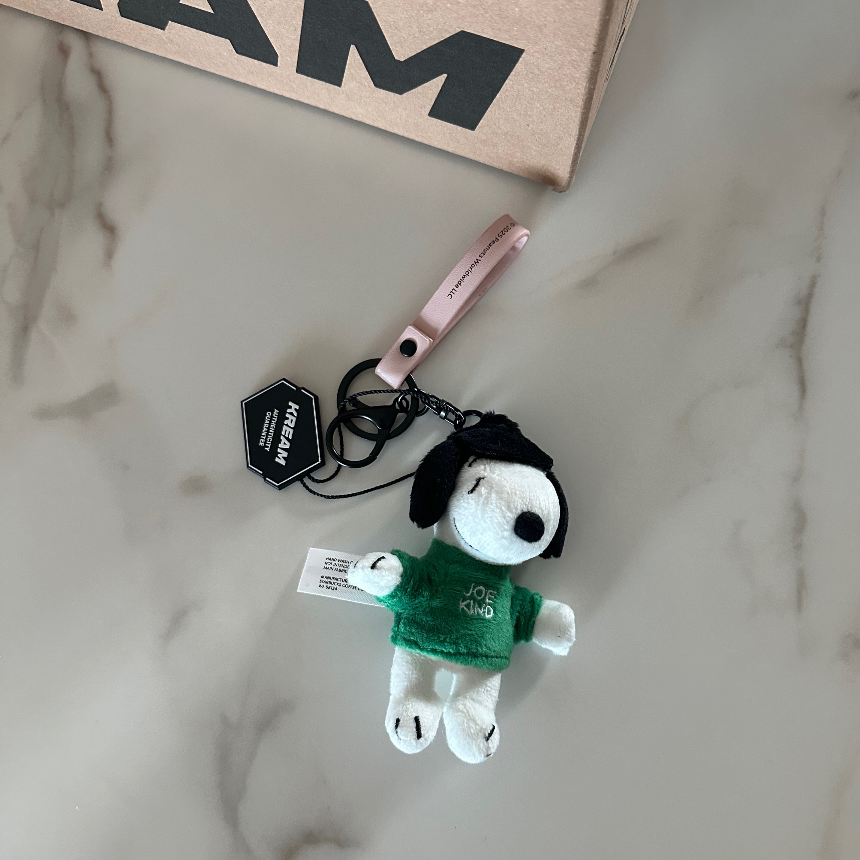 Starbucks x Peanuts Keychain White Green 착용 스타일