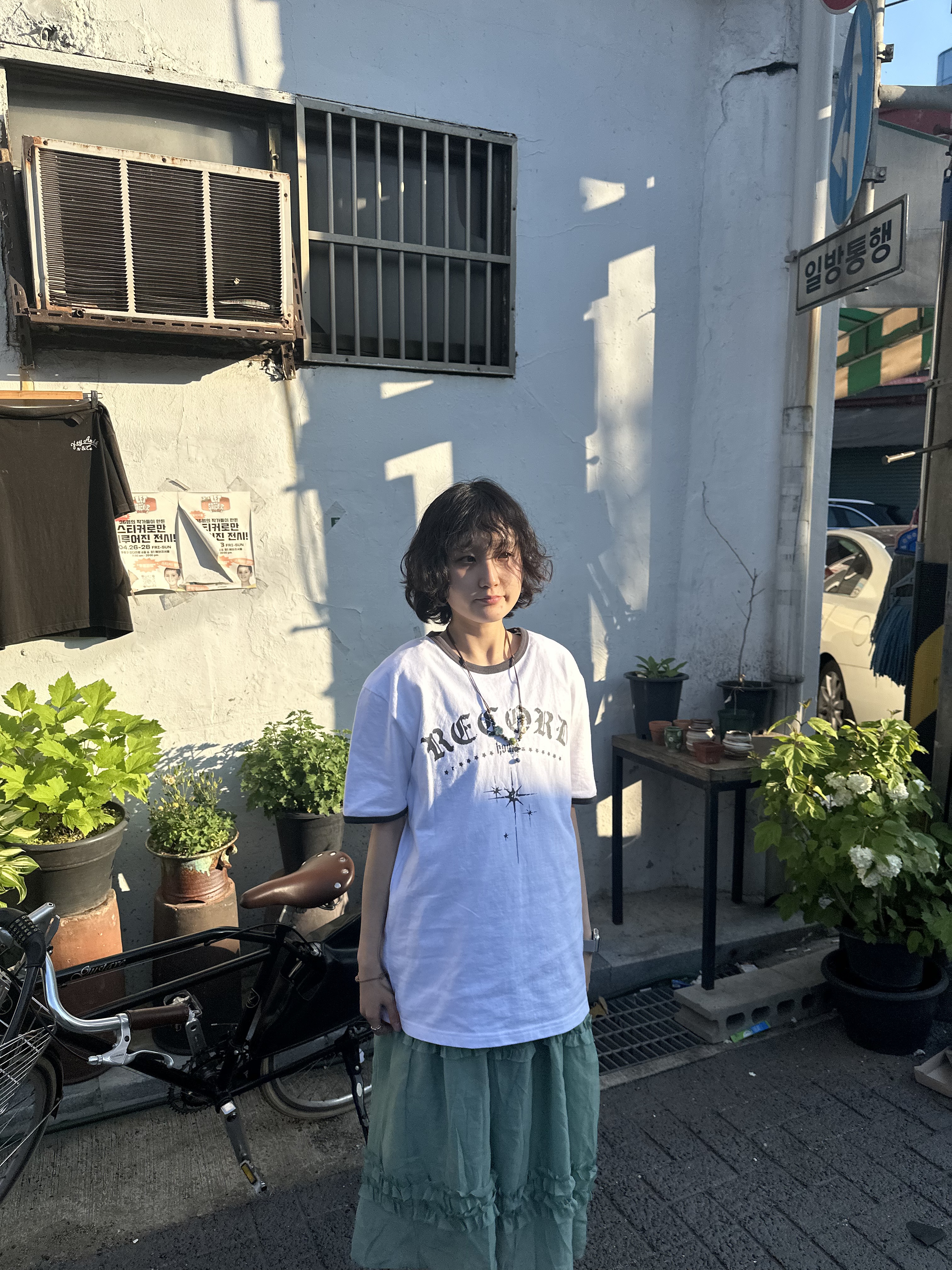 SLOW RECORD HOUSE Unisex RECORD Ringer Tee White 착용 스타일 - 7