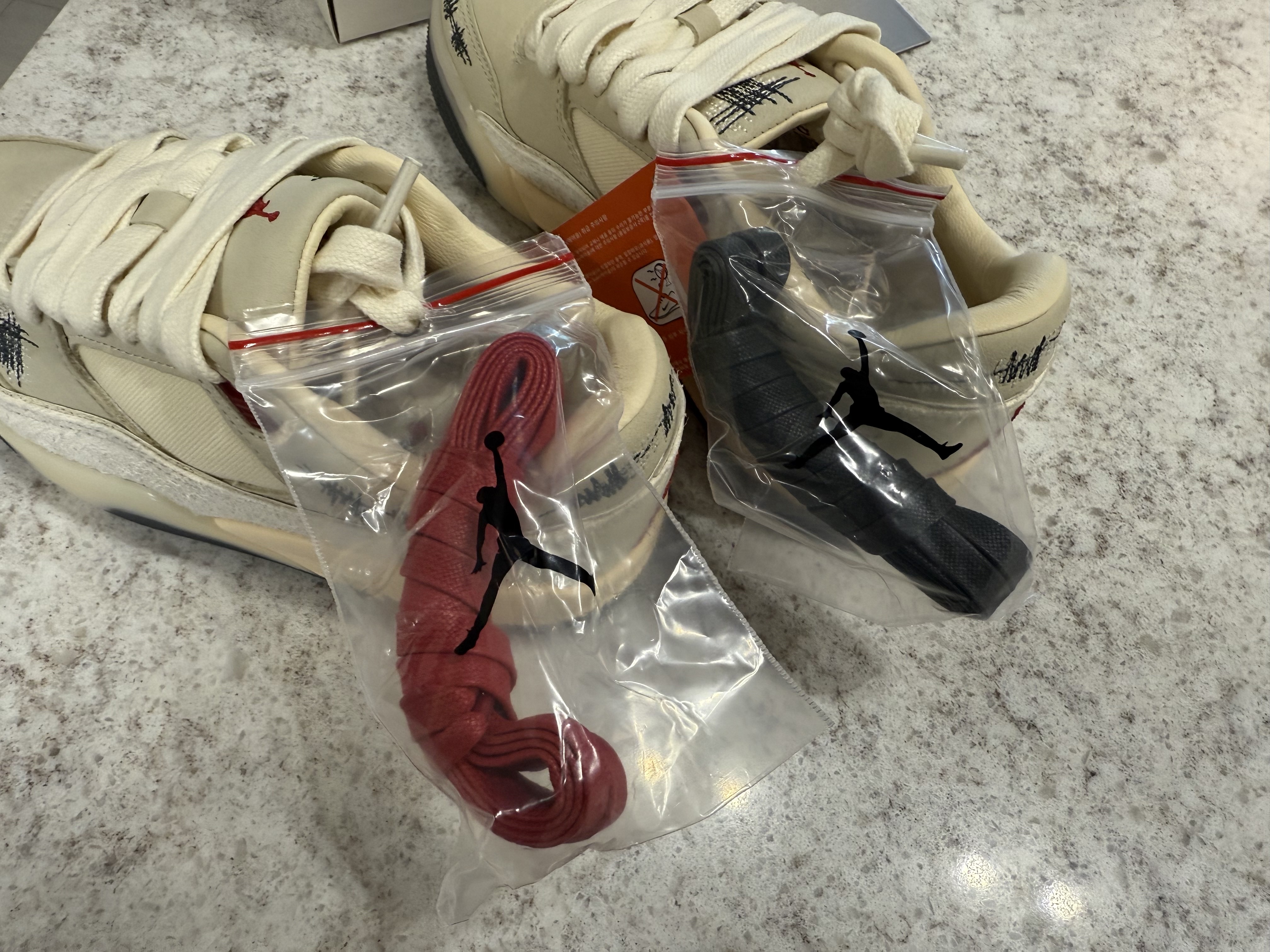 (W) Jordan x Tela Flight Court Crepe, (W) Nike x Veneda Carter Air Max Muse White and Cargo Khaki 착용 스타일 - 5