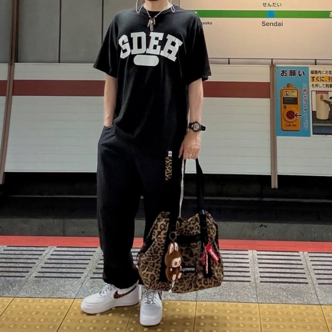 Supreme x GOODENOUGH S/S Top Navy - 25SS, Supreme x GOODENOUGH S/S Top Ash Grey - 25SS 착용 스타일 - 1