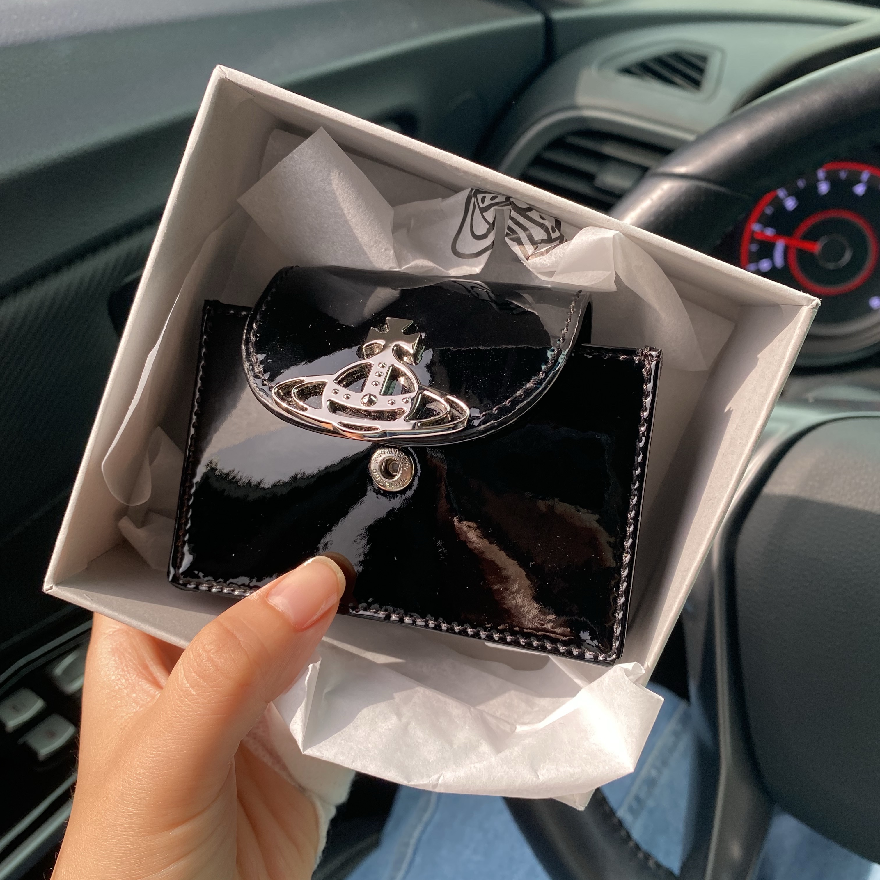 Vivienne Westwood Shiny Patent Flap Card Holder Black 착용 스타일