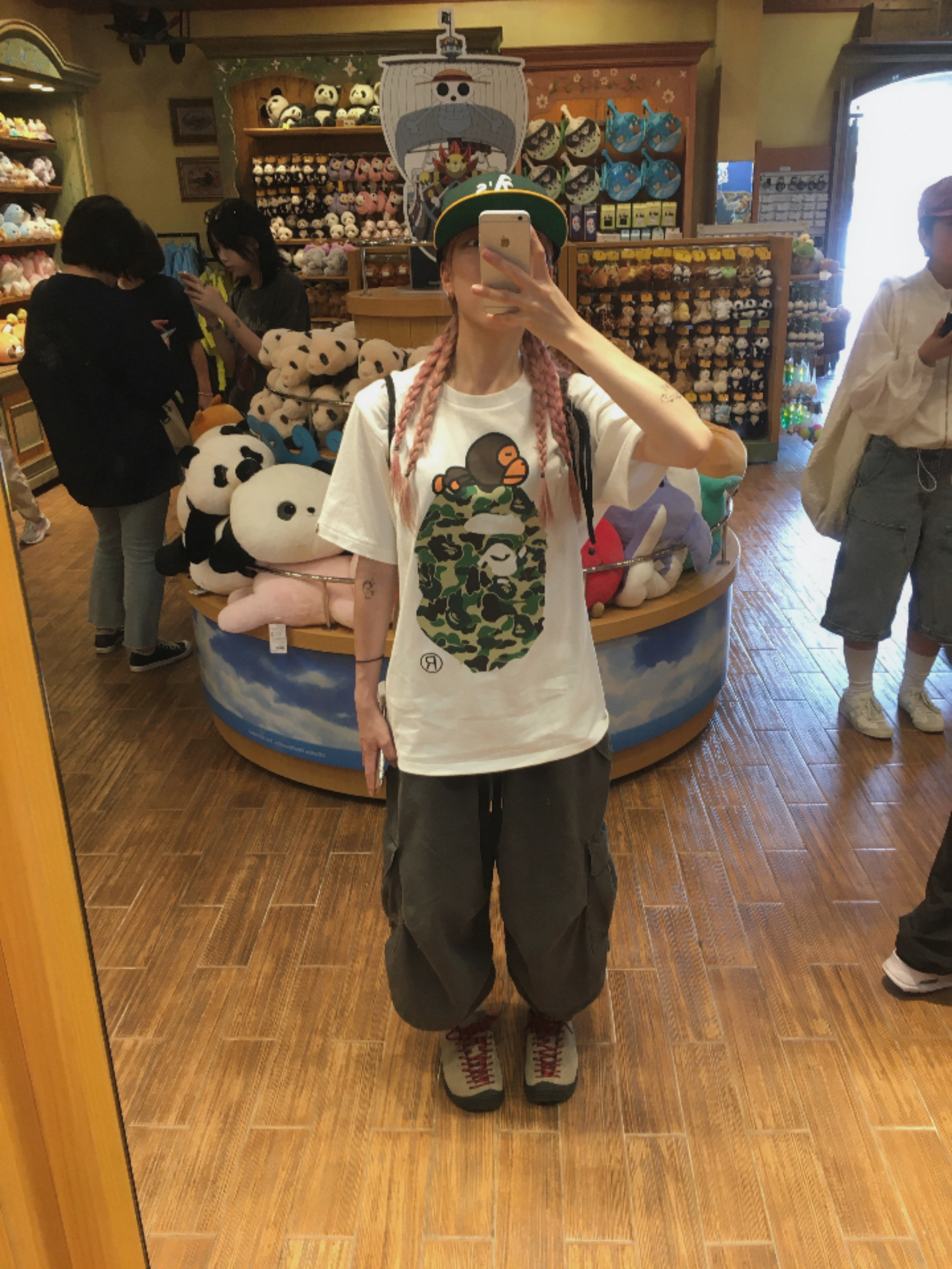 BAPE ABC Camo Milo on Big Ape T-Shirt White Green, Keen Jasper Suede Sneakers Silver Mink 착용 스타일 - 2