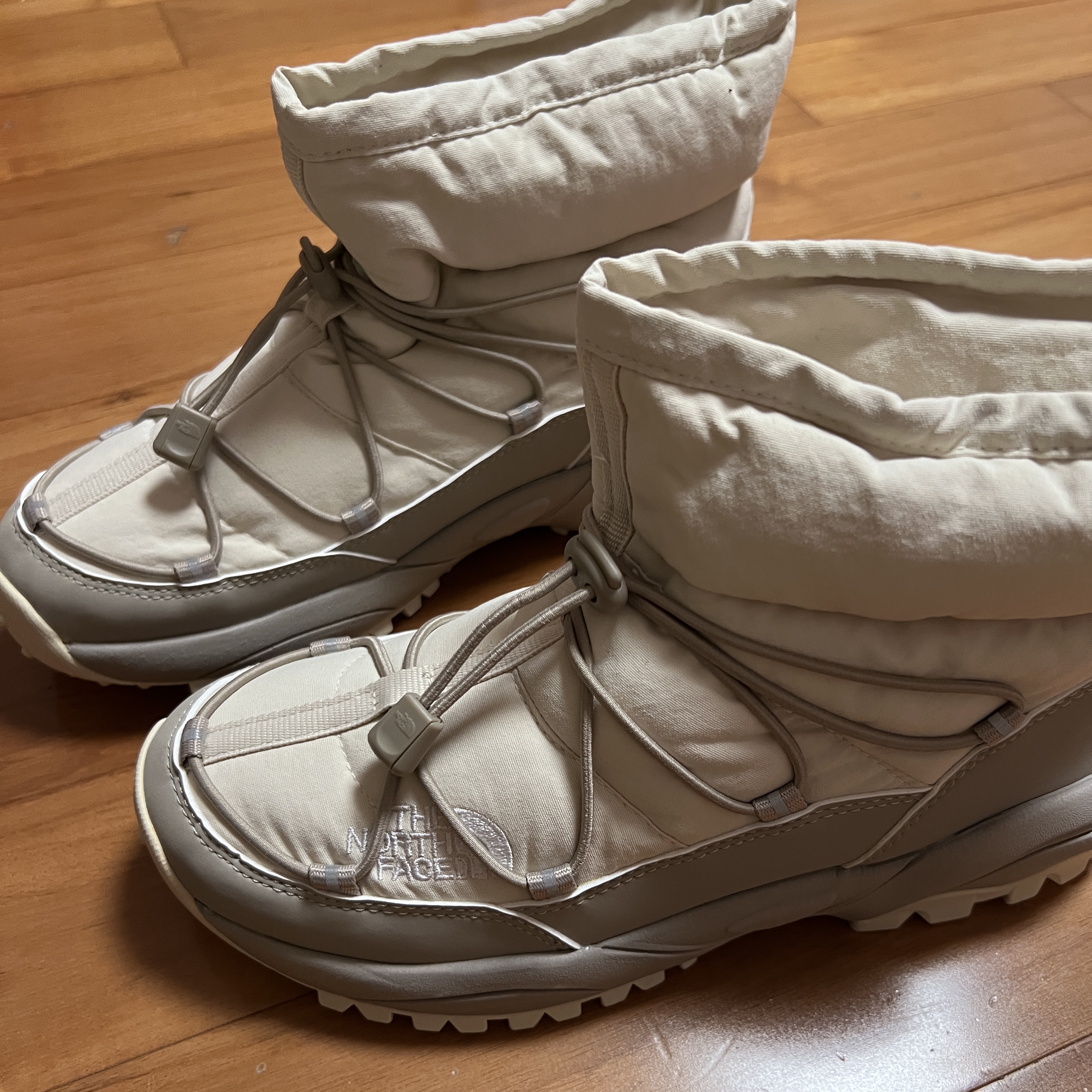 The North Face Borealis Bootie Cream Beige 착용 스타일