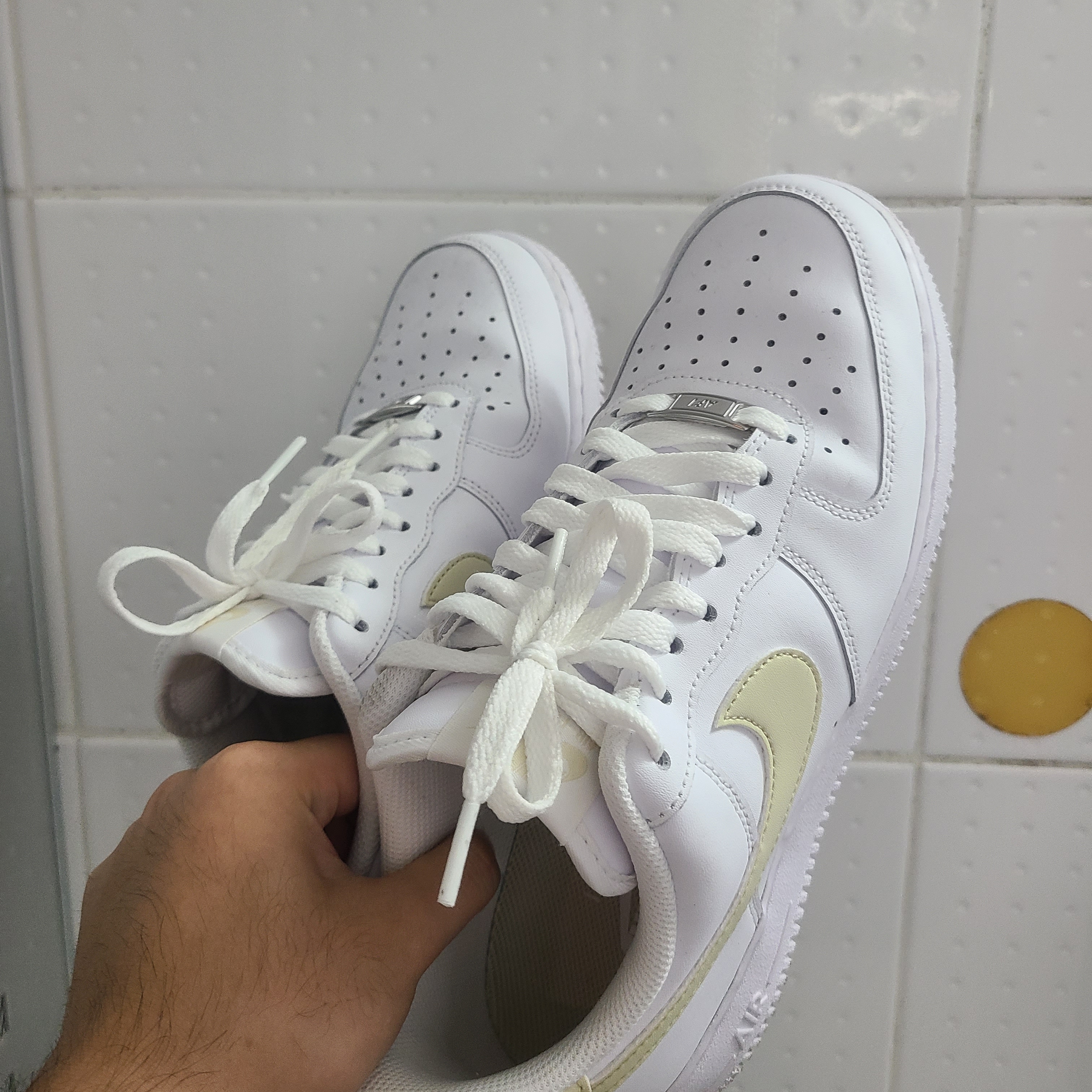 Nike Air Force 1 '07 White Light Khaki 착용 스타일