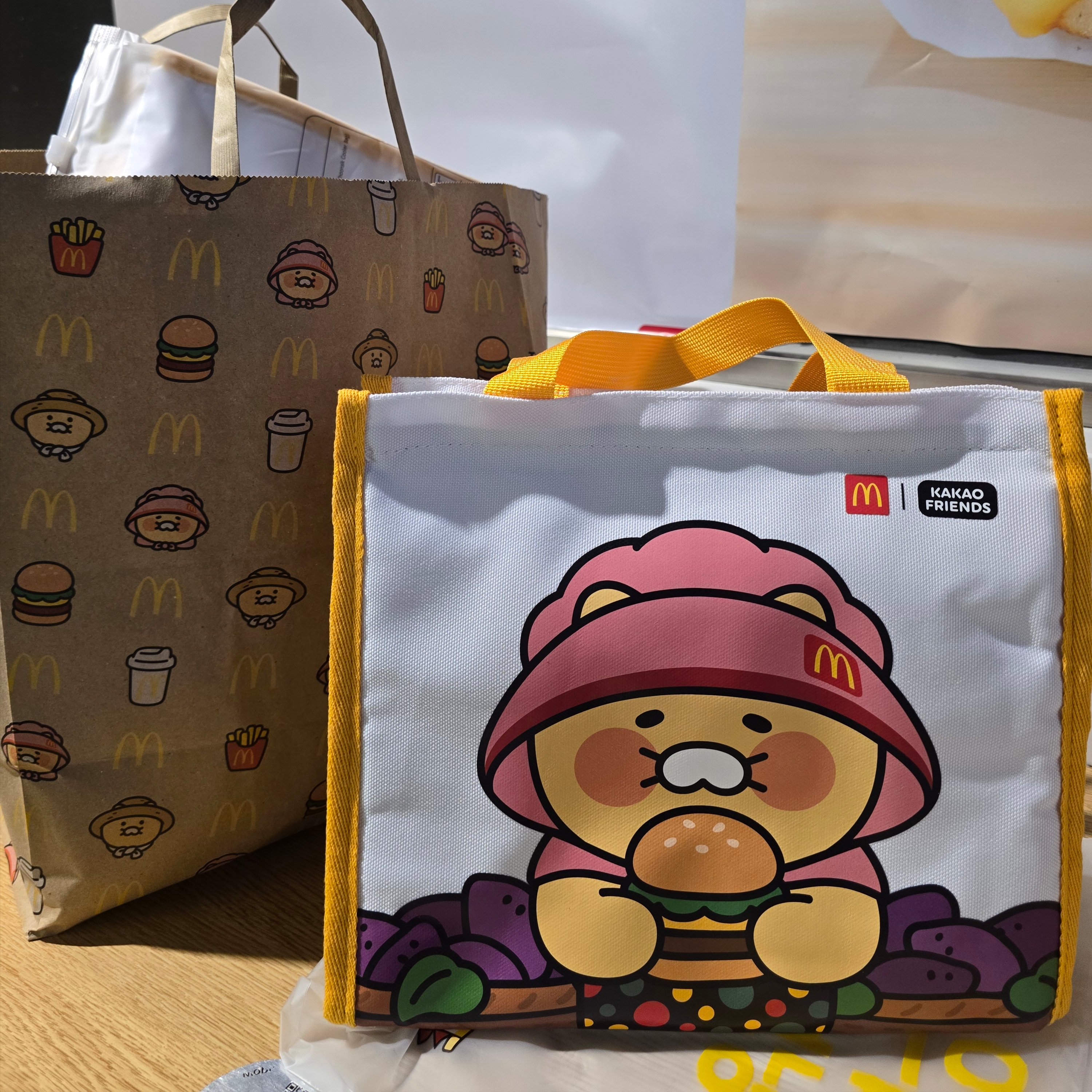 McDonald’s x Kakao Friends Choonsik Cooler Bag 착용 스타일