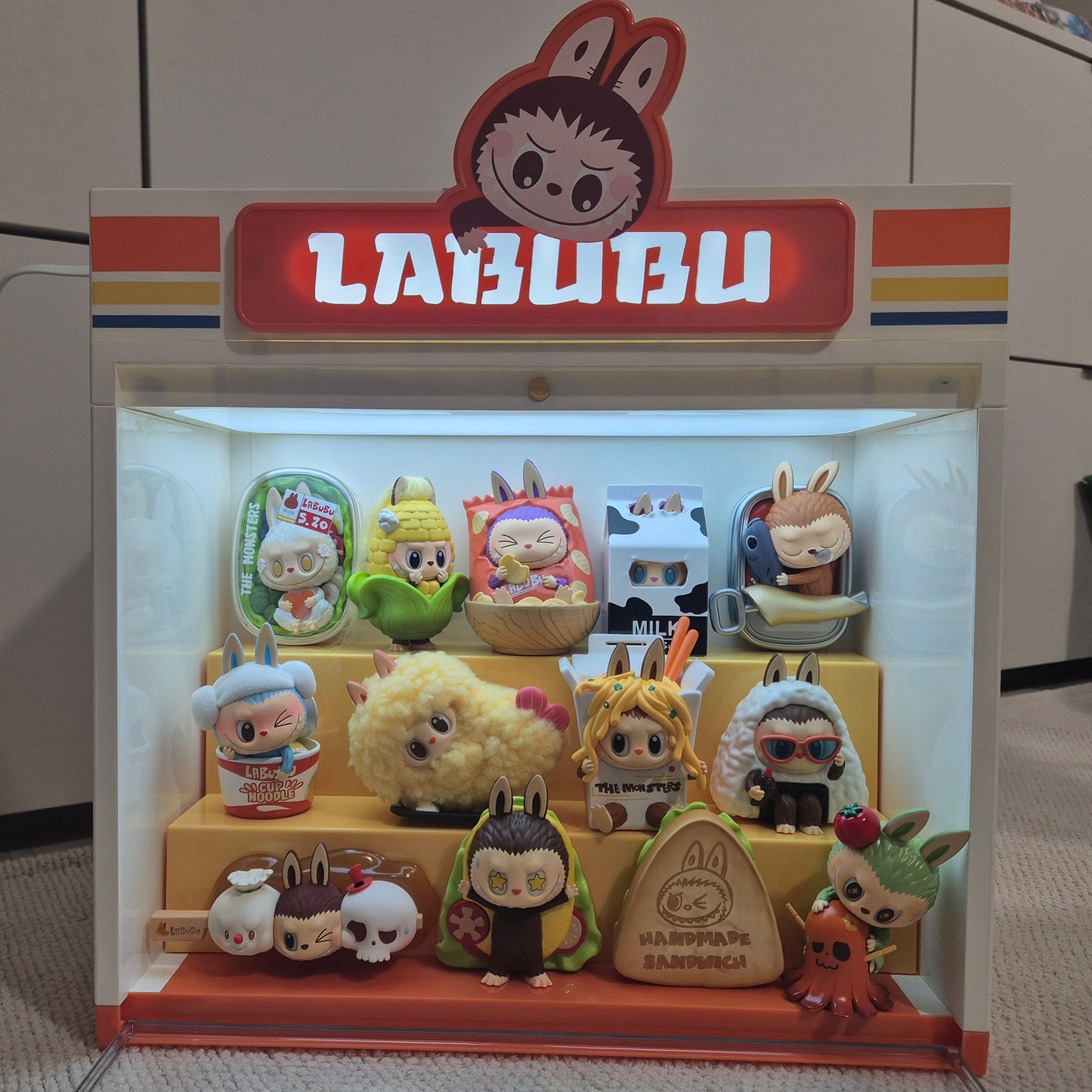 Pop Mart Labubu The Monsters Wacky Mart Series Figures (12 Blind Boxes), Pop Mart Labubu The Monsters Wacky Mart Series Display Container 착용 스타일 - 4