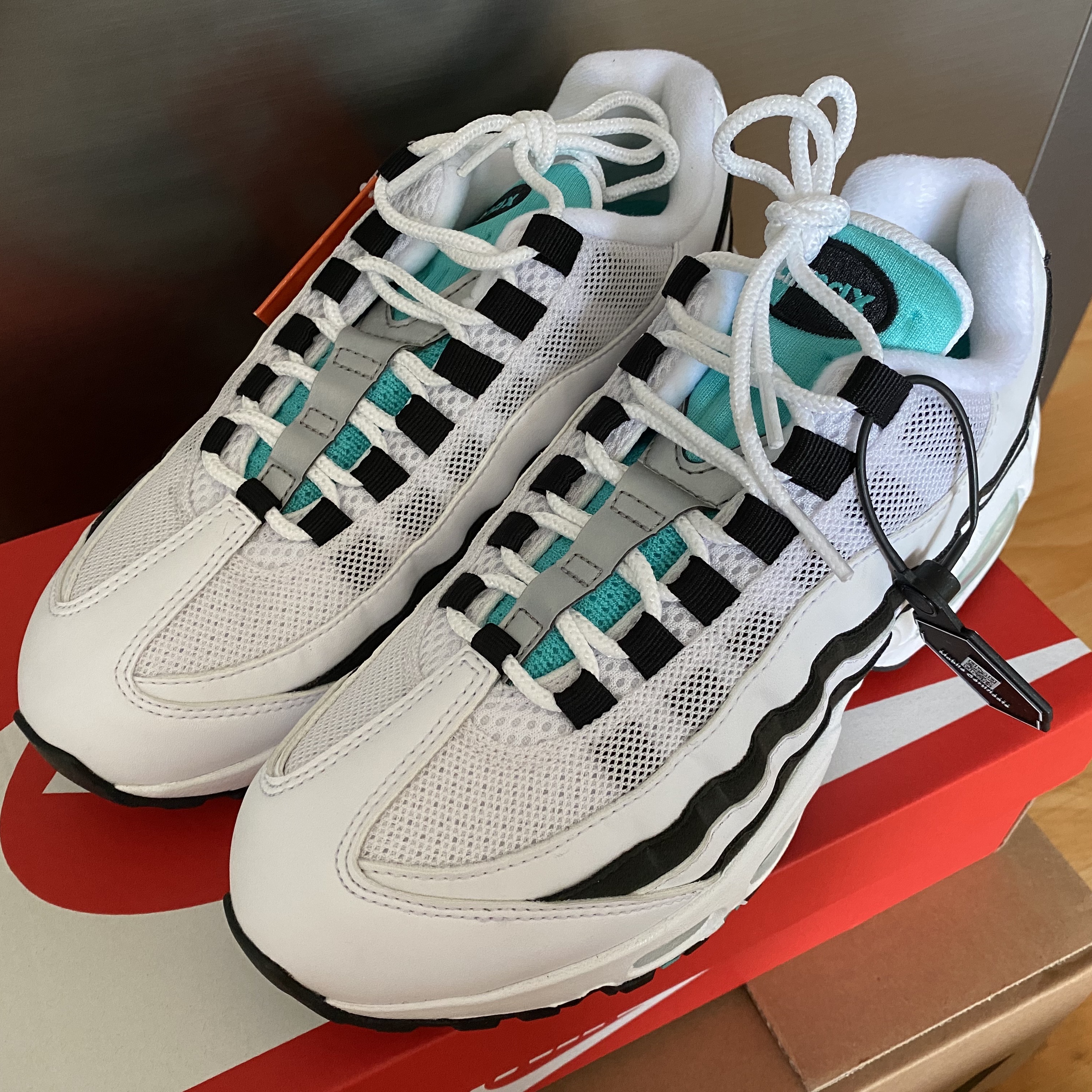 Nike Air Max 95 OG White and Black 착용 스타일 - 2