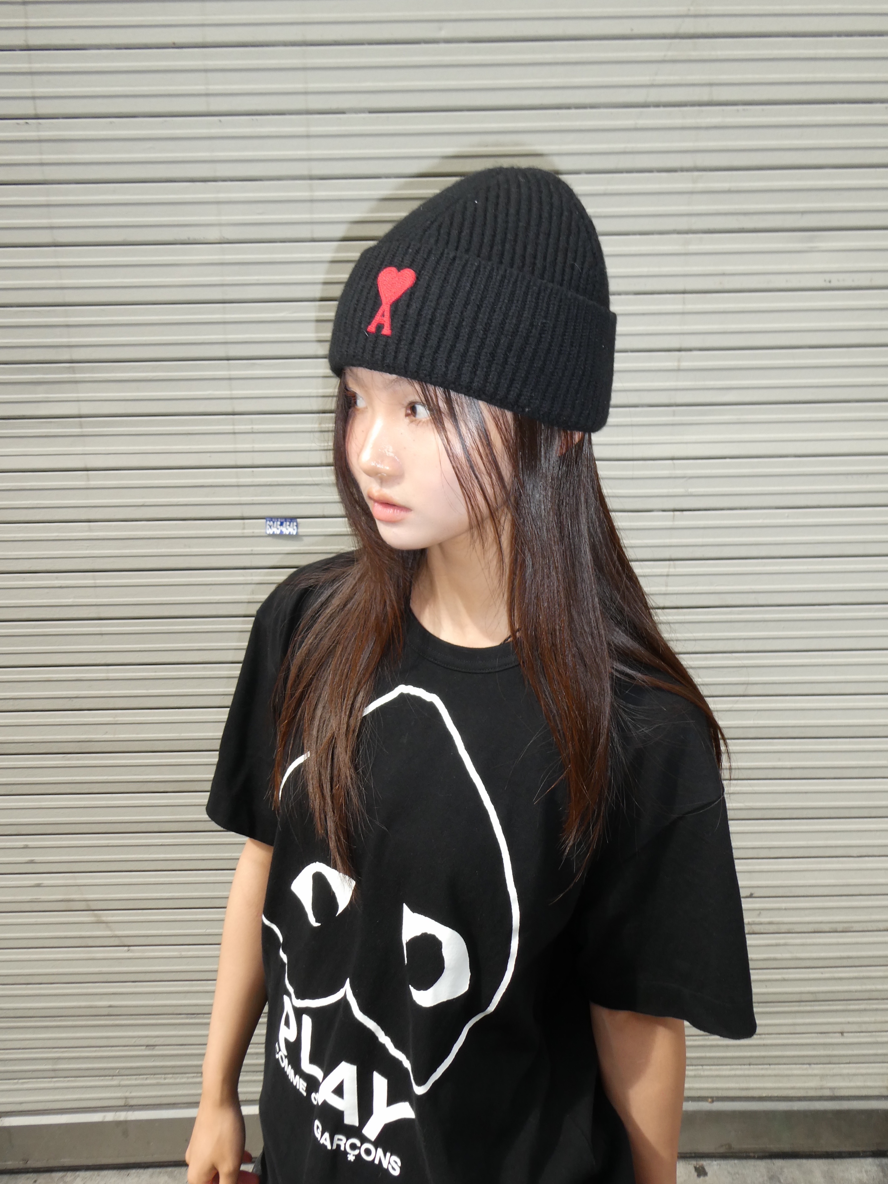 AMI de Coeur Beanie Black Red, Play Comme Des Garcons Inverted Heart Logo T-Shirt Black 착용 스타일 - 1