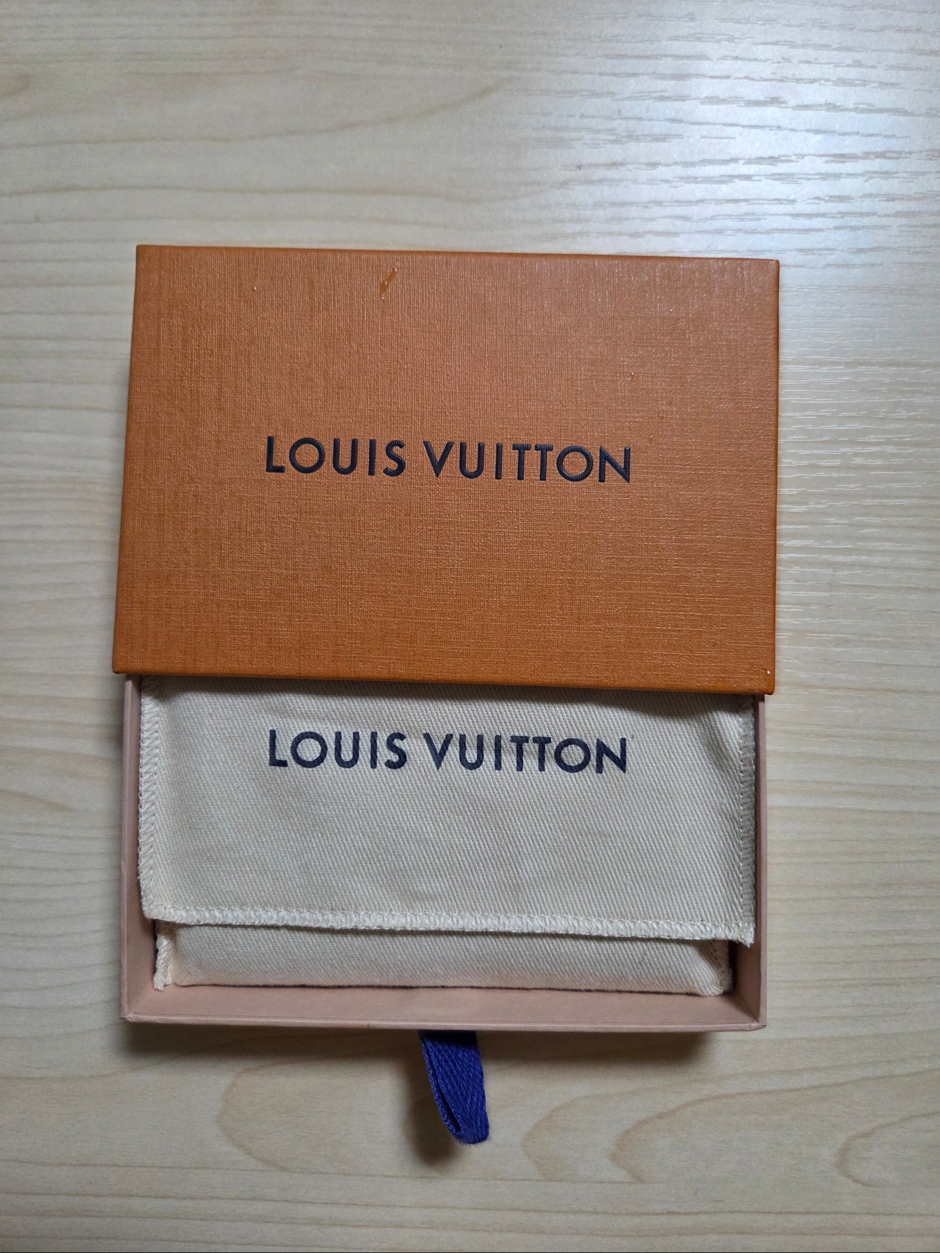 Louis Vuitton Pocket Organizer Monogram Eclipse 착용 스타일 - 1