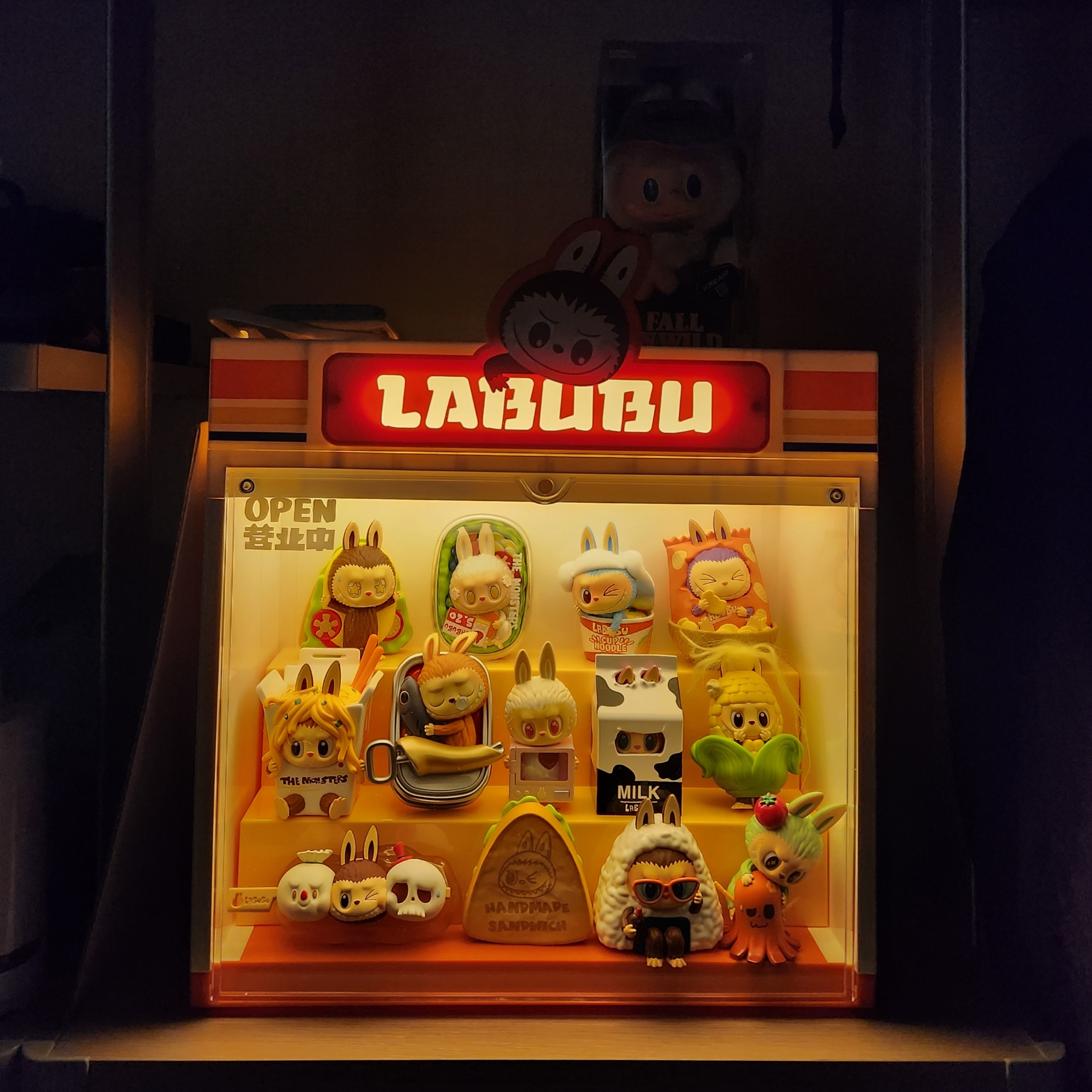 Pop Mart Labubu The Monsters Wacky Mart Series Figures (12 Blind Boxes) 착용 스타일