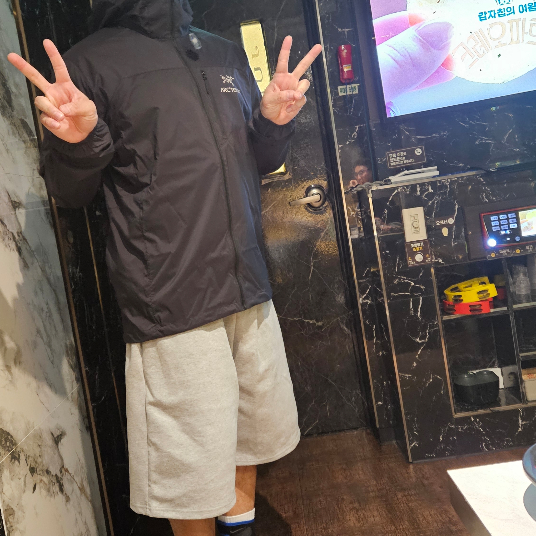 Arc'teryx Squamish Hoody Black 착용 스타일 - 1