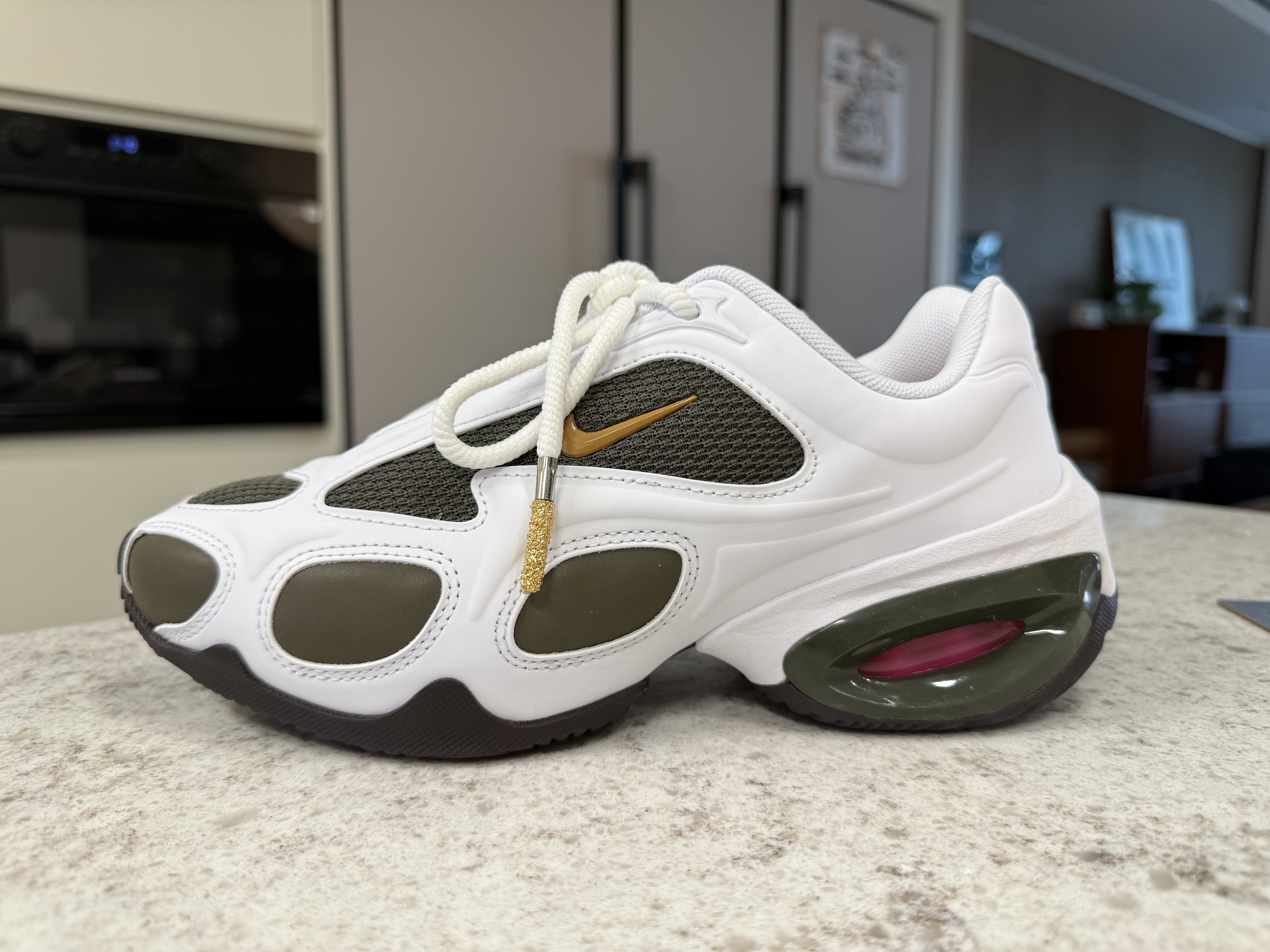 (W) Jordan x Tela Flight Court Crepe, (W) Nike x Veneda Carter Air Max Muse White and Cargo Khaki 착용 스타일 - 8