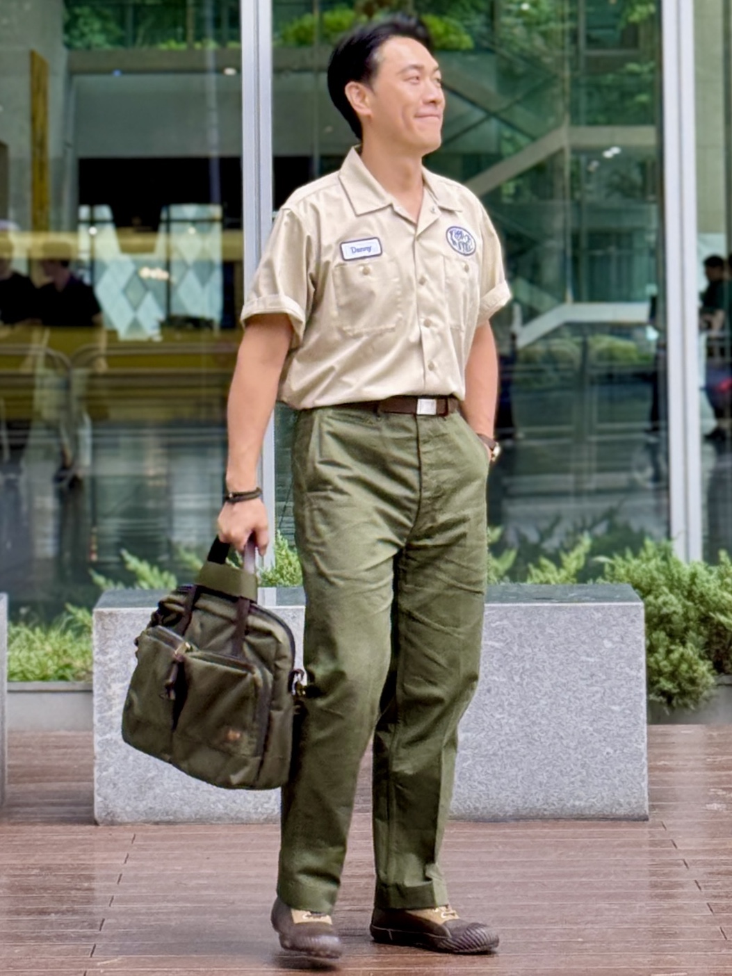 Filson 24 Hour Tin Briefcase Otter Green, Moonstar Alweather Olive 착용 스타일 - 2