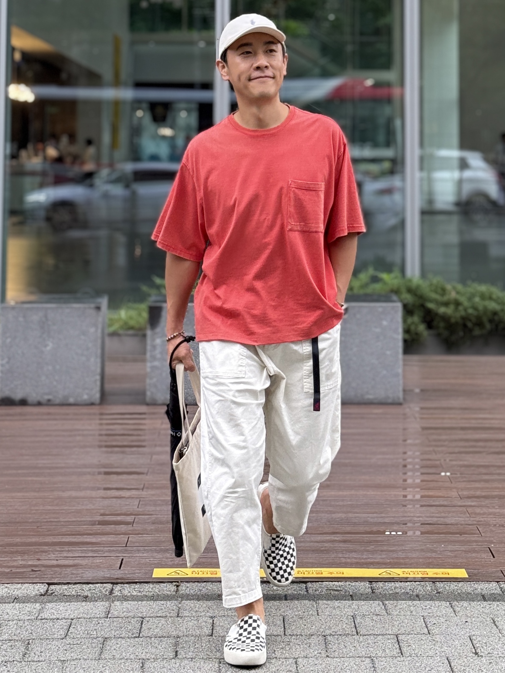 Vans Checkerboard Comfycush One Marshmallow, Gramicci Loose Tapered Pants Greige - US Sizing 착용 스타일 - 4