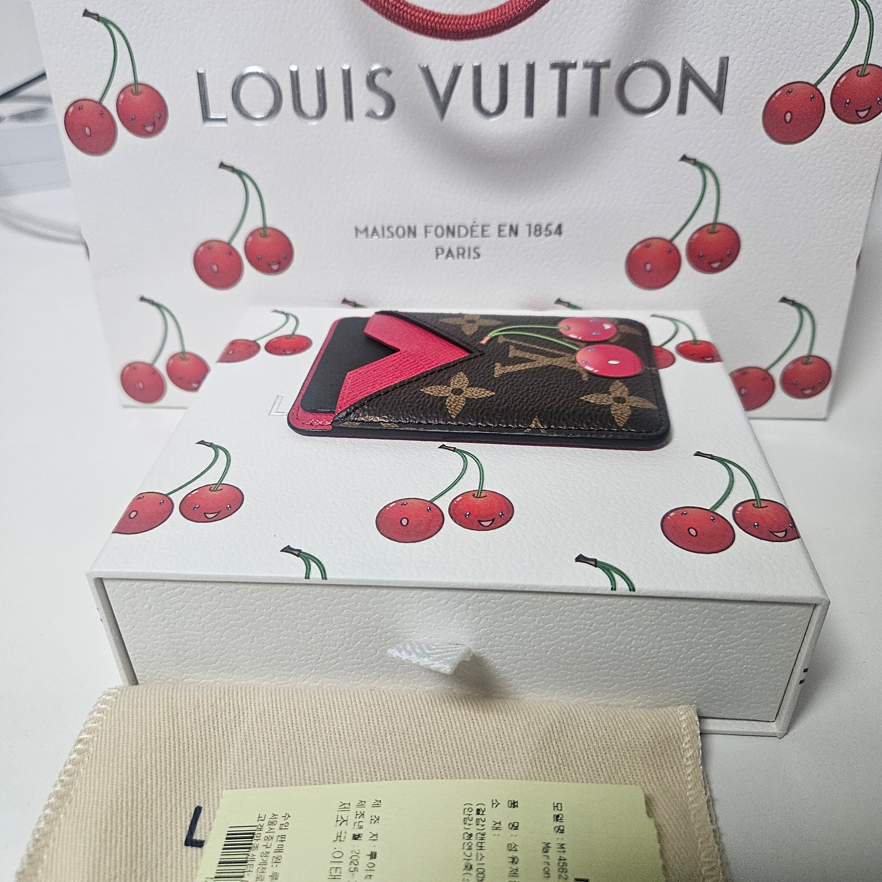 Louis Vuitton x Murakami Takashi Porte Cartes Magnet Monogram 착용 스타일