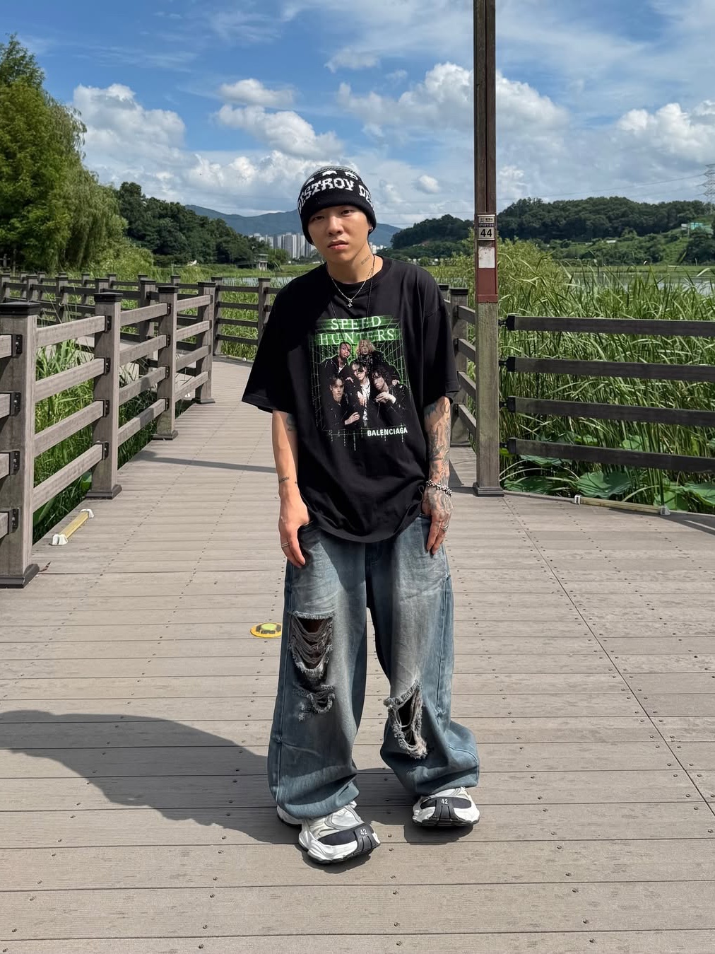 BLR Destroyed Oil Washed Wide Denim Pants Light Blue, Balenciaga Cargo Sneakers White Grey 착용 스타일 - 1