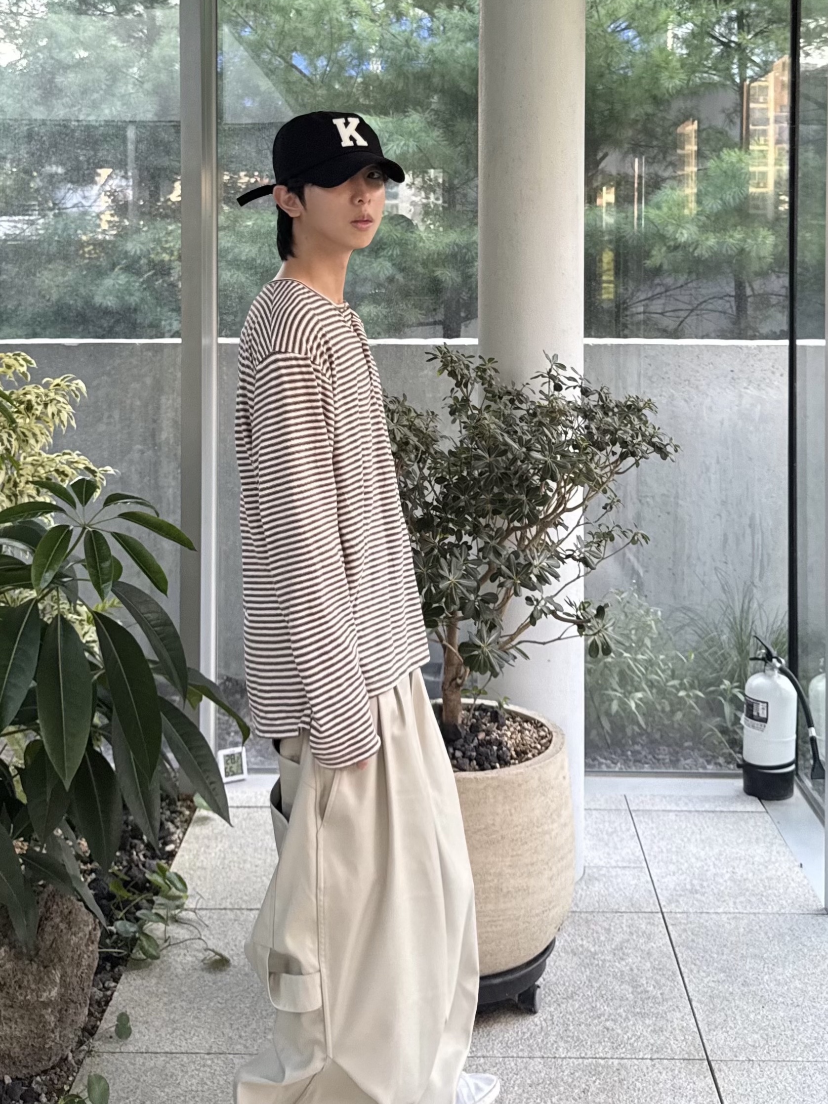 [KREAM 단독] Kamien x KOIN SEOUL K Logo Ball Cap Black, [예약 배송] Kamien x KOIN SEOUL 247 All Day Slacks Beige 착용 스타일 - 6