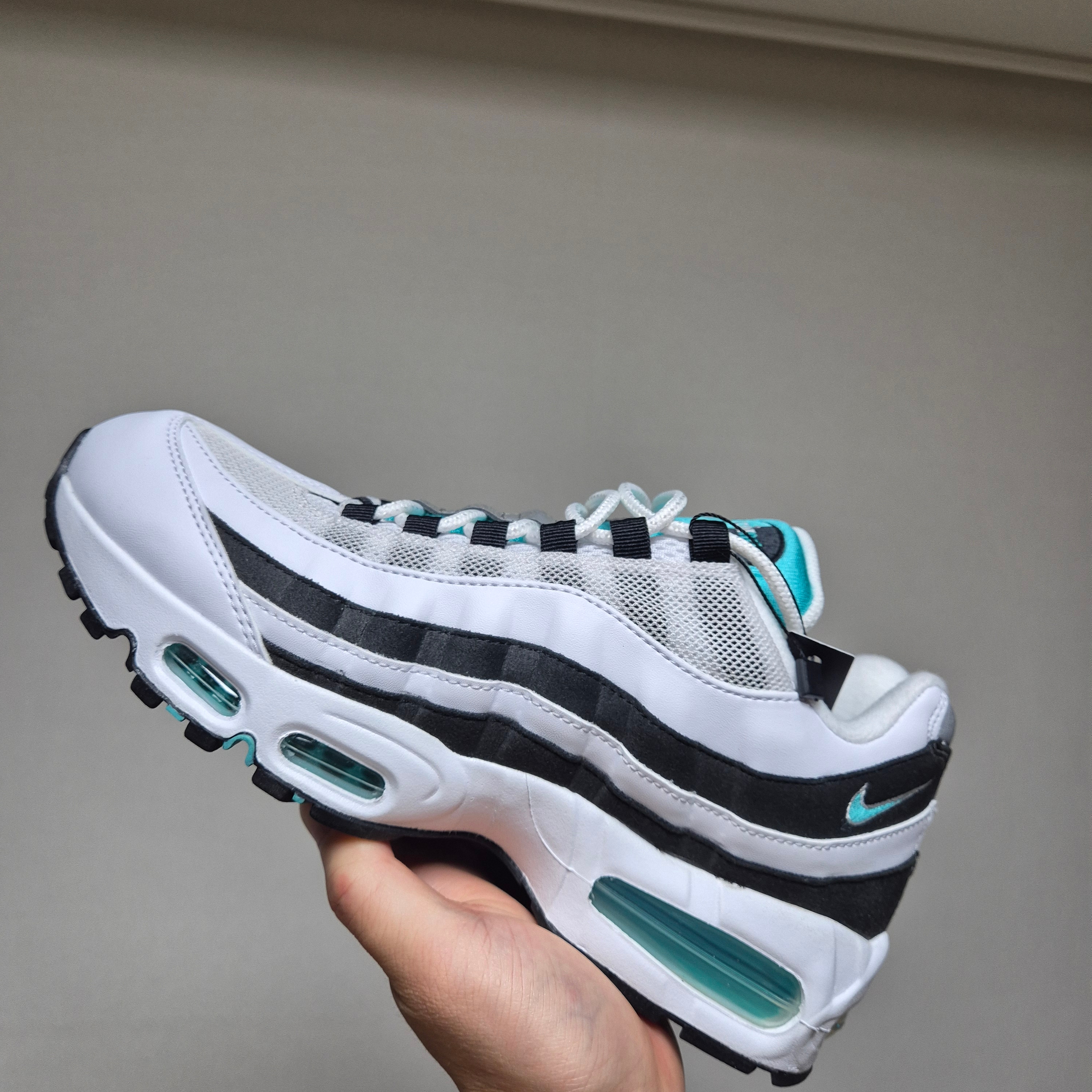 Nike Air Max 95 OG White and Black 착용 스타일 - 1