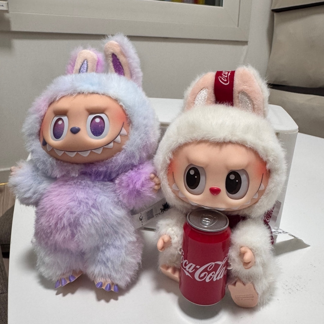 Pop Mart Labubu Coca Cola Series Keyring Sealed Case (1 Blind Box), Pop Mart Labubu The Monsters Highlight Series Sealed Case (1 Blind Box) 착용 스타일