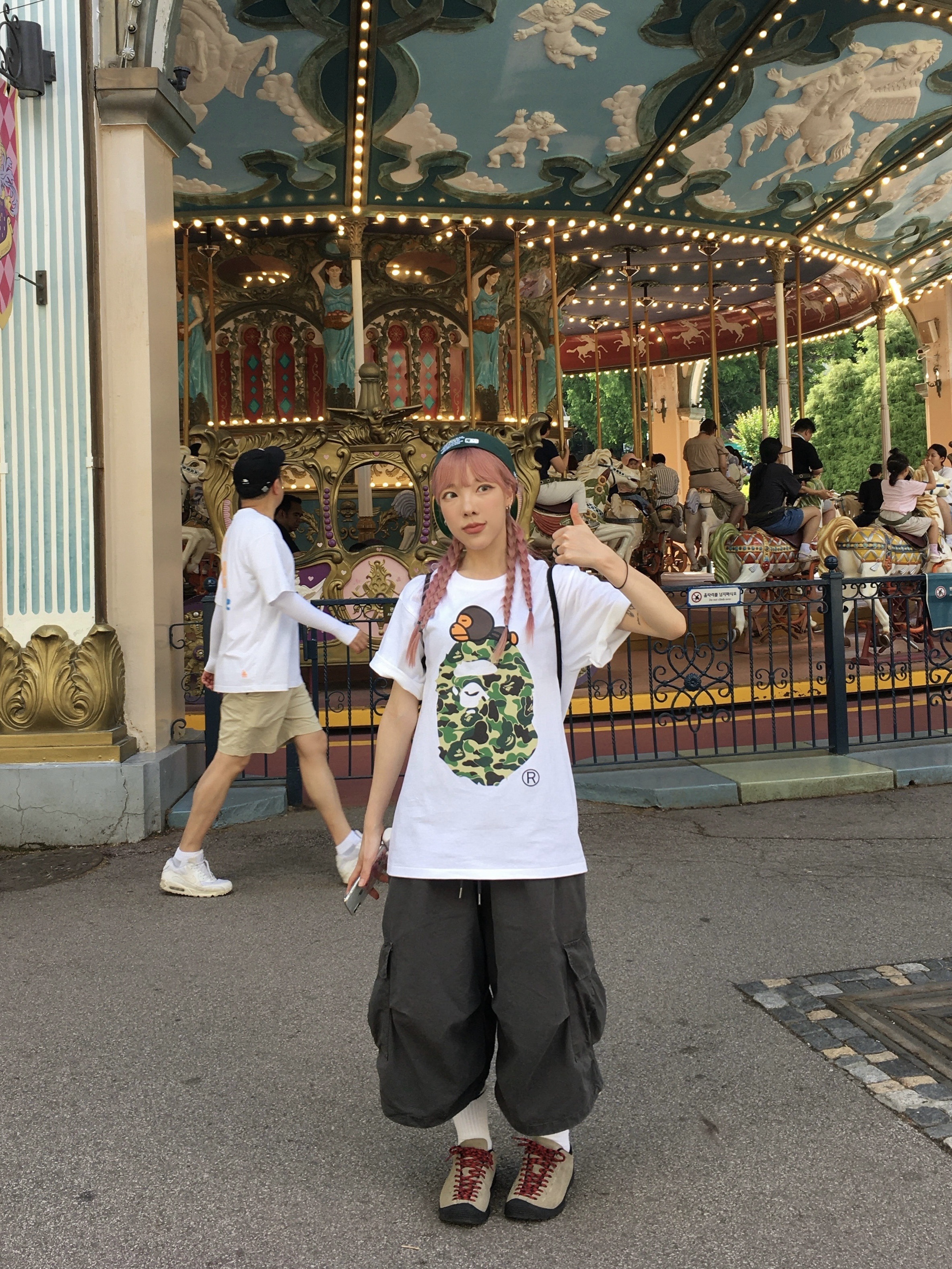 BAPE ABC Camo Milo on Big Ape T-Shirt White Green, Keen Jasper Suede Sneakers Silver Mink 착용 스타일 - 3