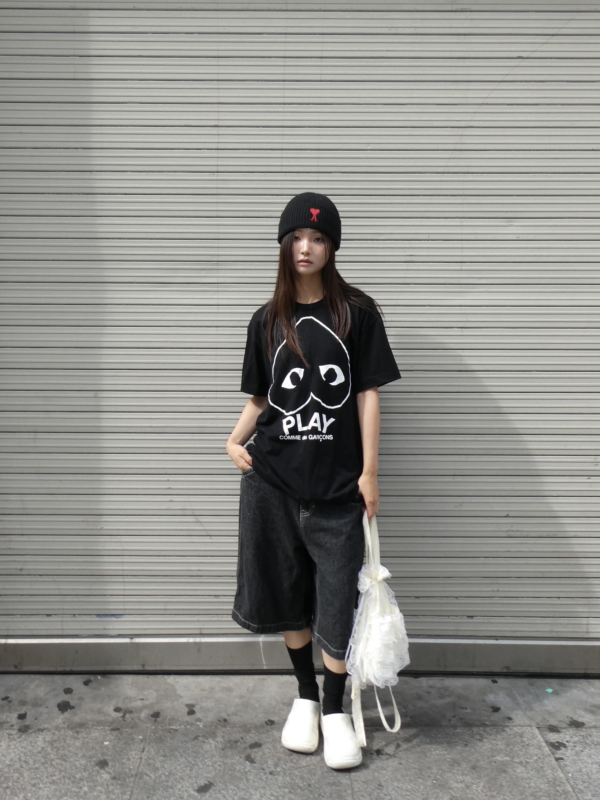 AMI de Coeur Beanie Black Red, Play Comme Des Garcons Inverted Heart Logo T-Shirt Black 착용 스타일 - 2