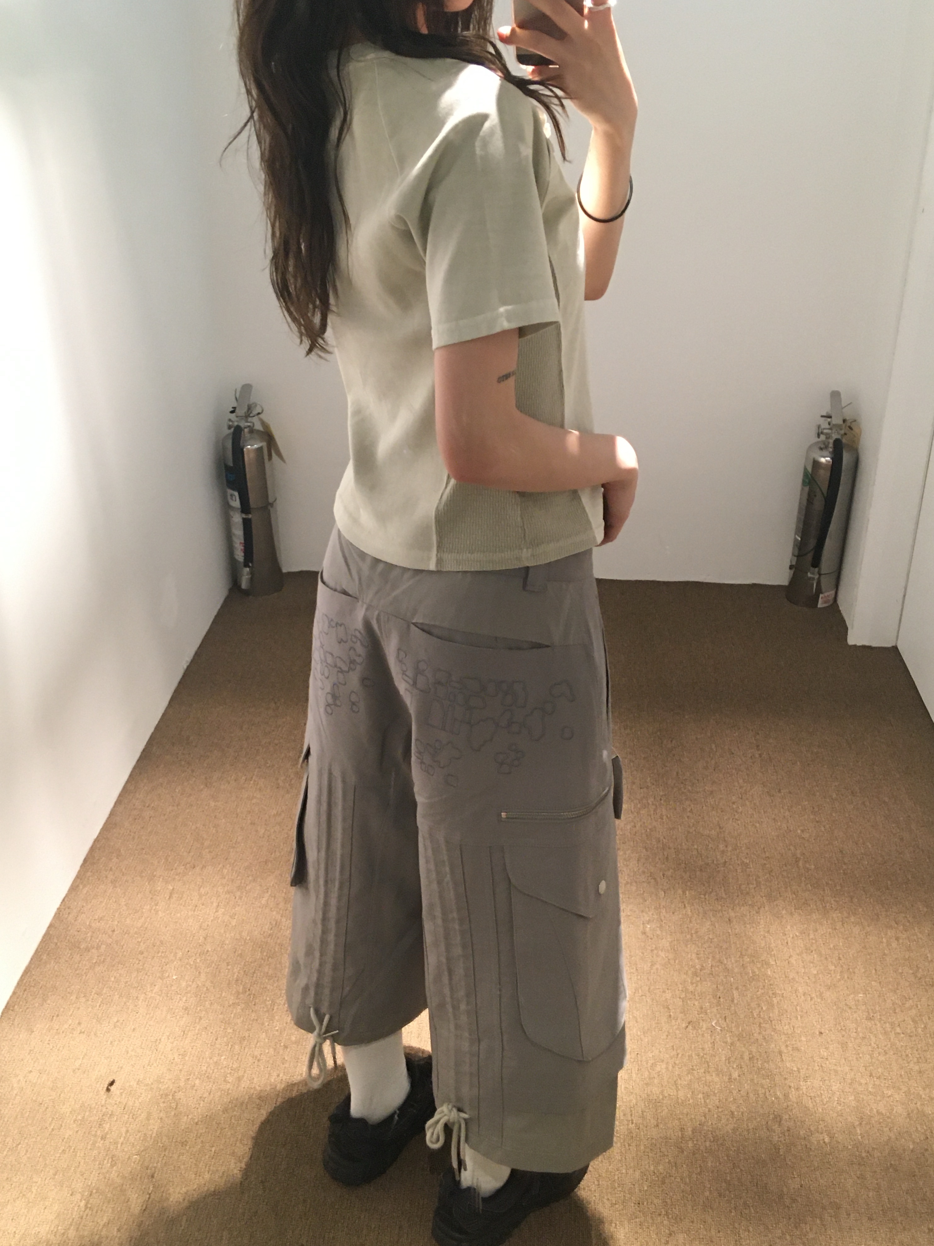 Ignota Core:12 Layer SS T Shirts Sand, Ignota Core:12 Cord Cargo Shorts Light Grey 착용 스타일