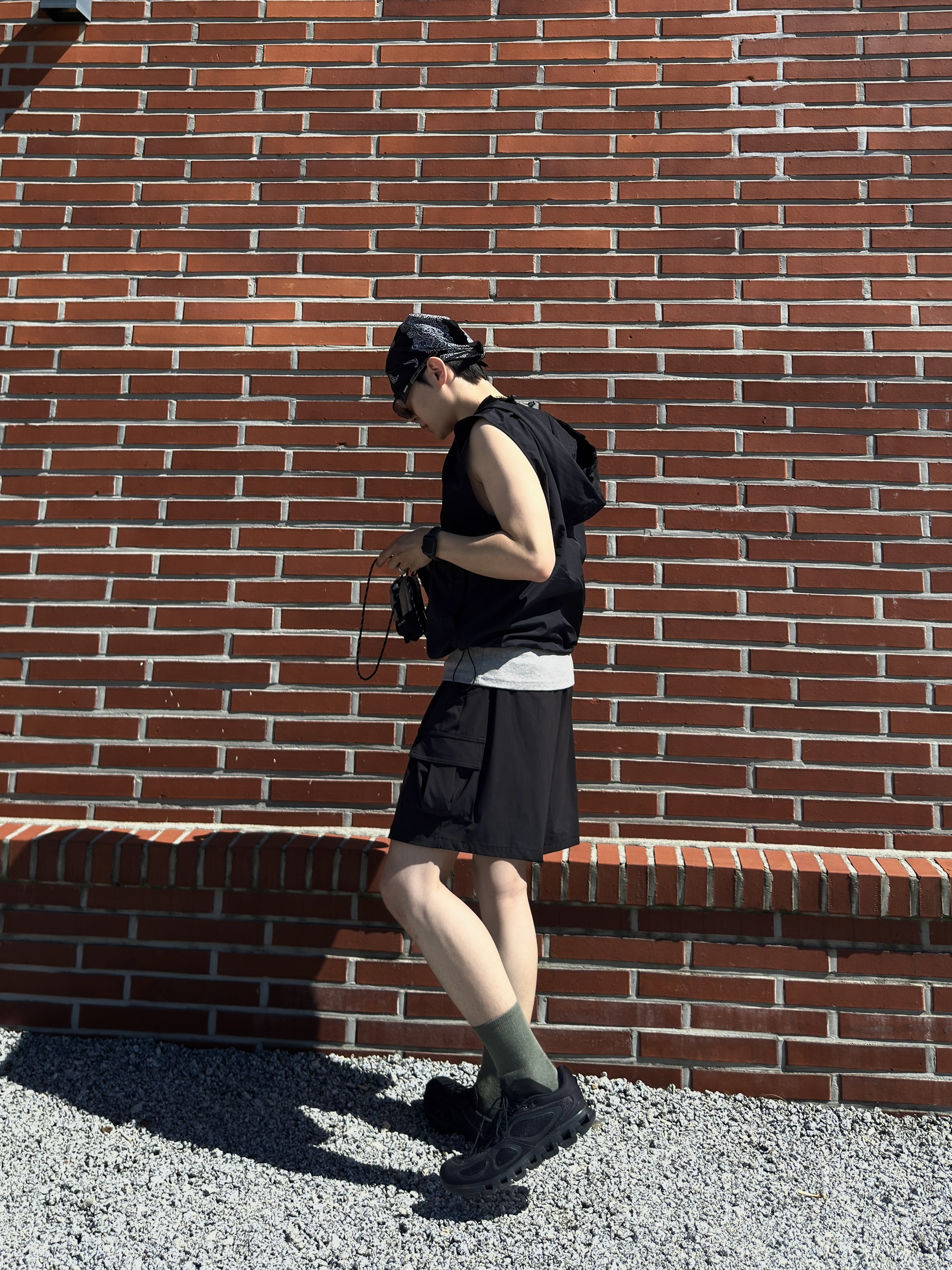 On Running x FKA Twigs Cloud Black, Safarispot Authentic Light Vest Windbreaker - Black 착용 스타일 - 3