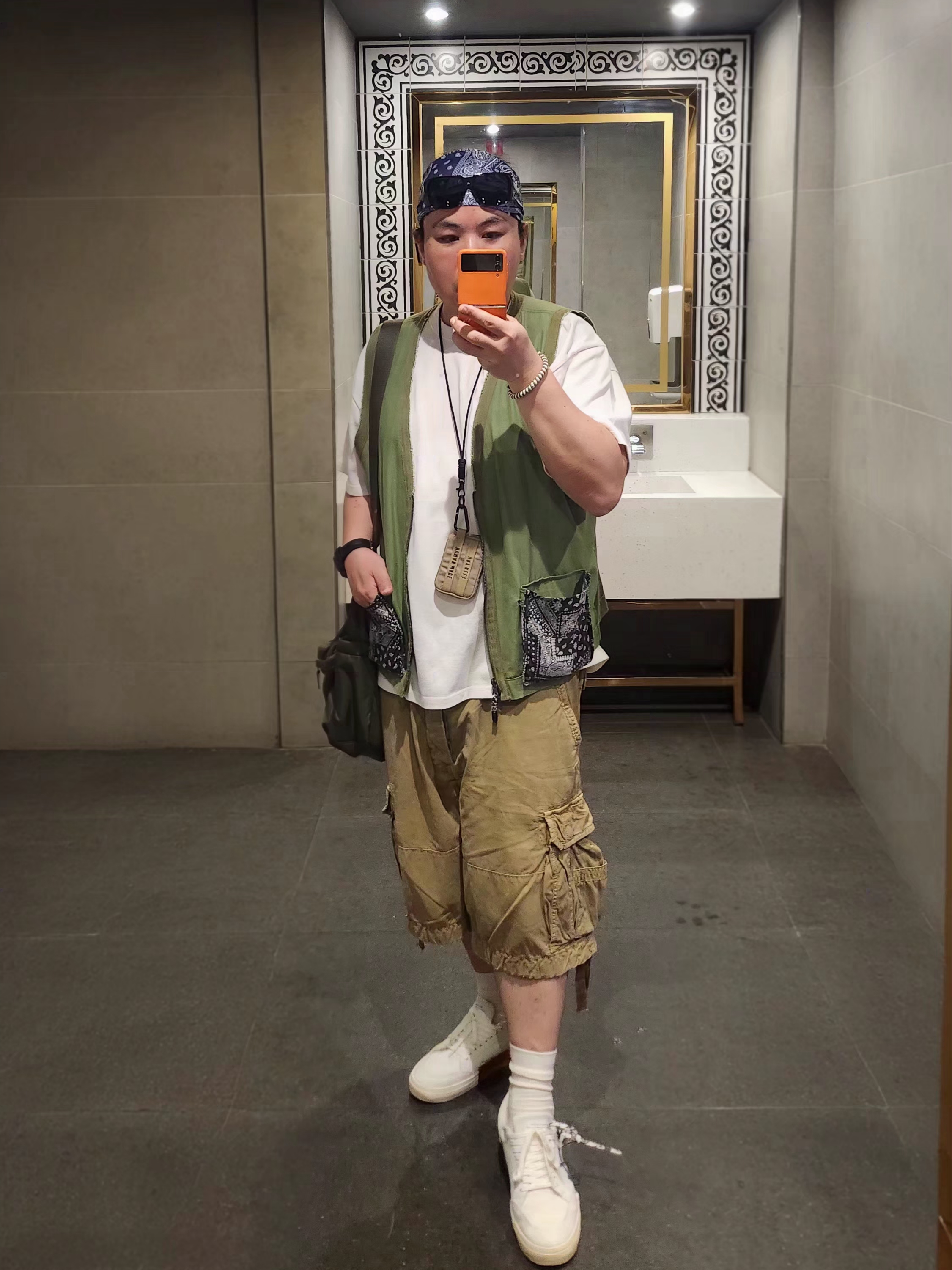 Human Made Military Card Case Beige, Off-White Arrow Low Vulcanized Sneakers White Blue - 21FW 착용 스타일 - 3