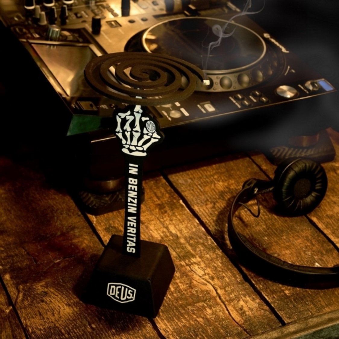 Deus Ex Machina x PEOS FM Mosquito Skeleton Coil Holder & Storage Bag Black 착용 스타일