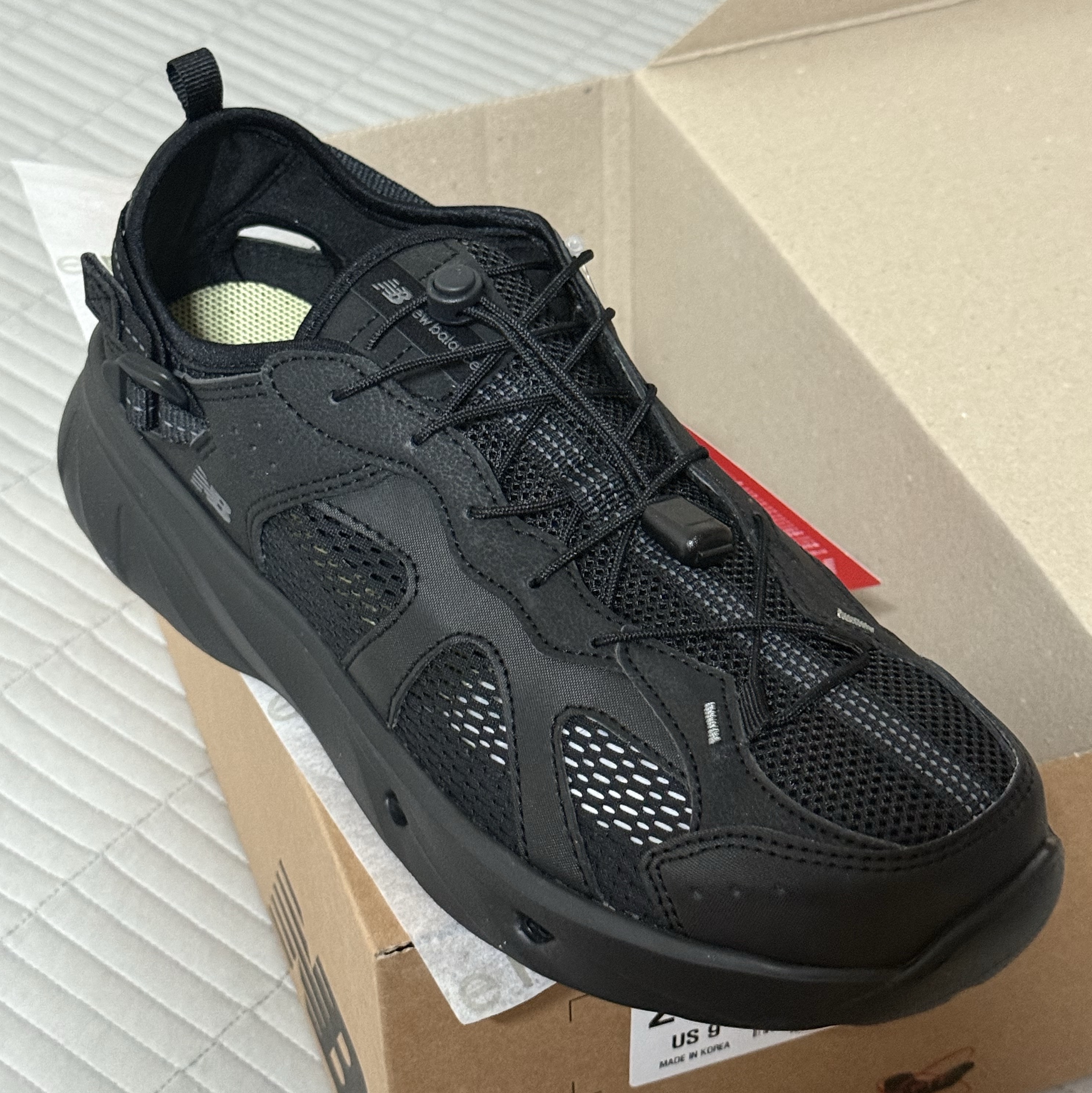New Balance Kave Sandal Black 착용 스타일 - 1