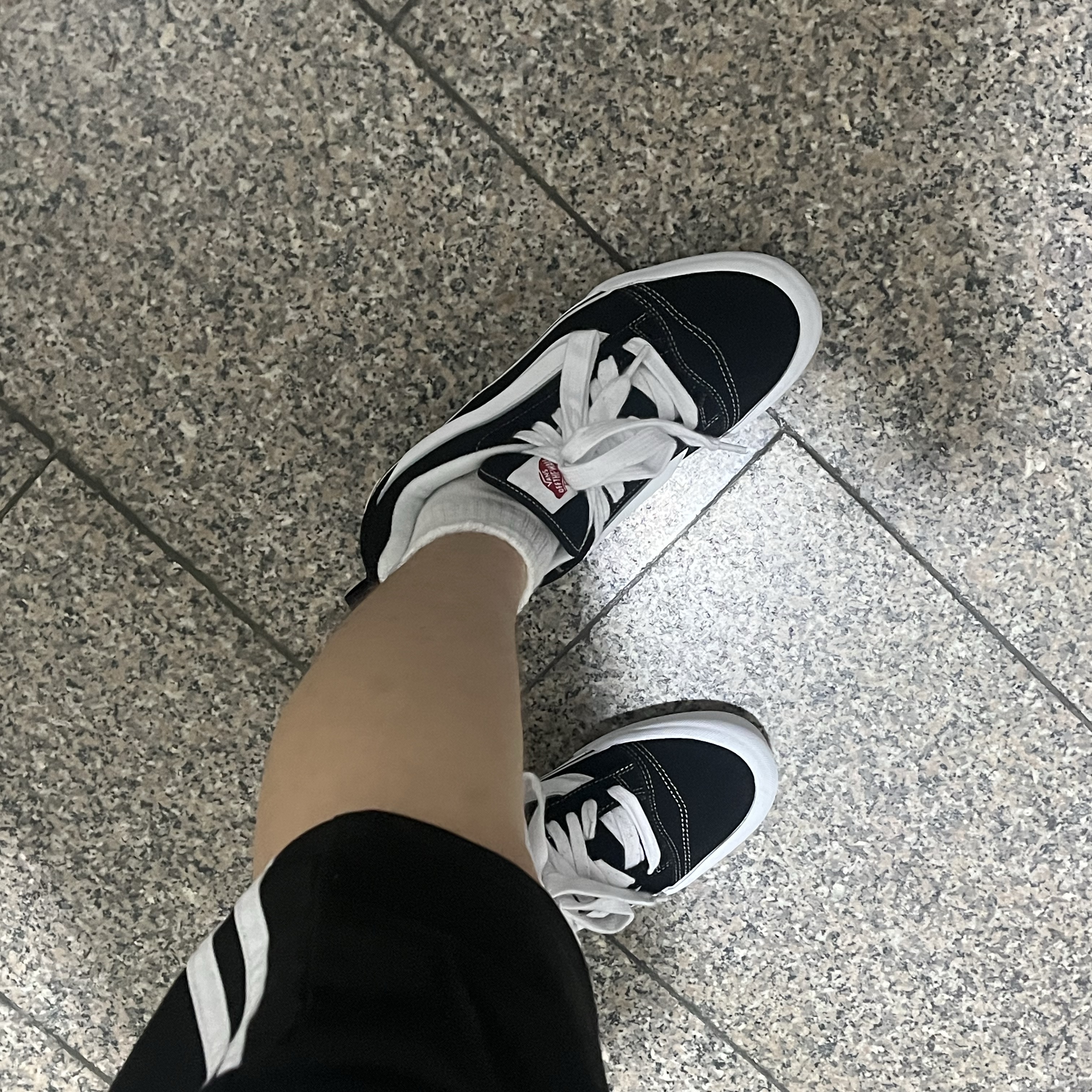 Vans Knu-Skool Black True White 착용 스타일
