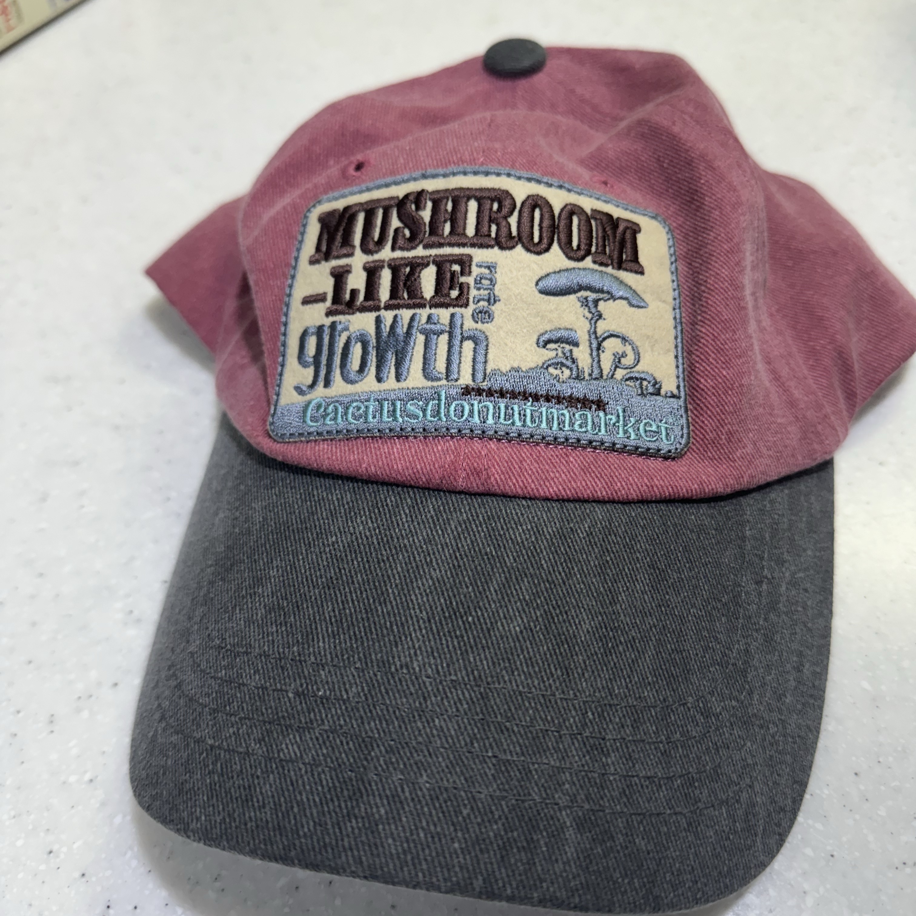 Cactusdonutmarket Mushroom Patch Two Tone Ball Cap - Dark Pink/Charcoal 착용 스타일
