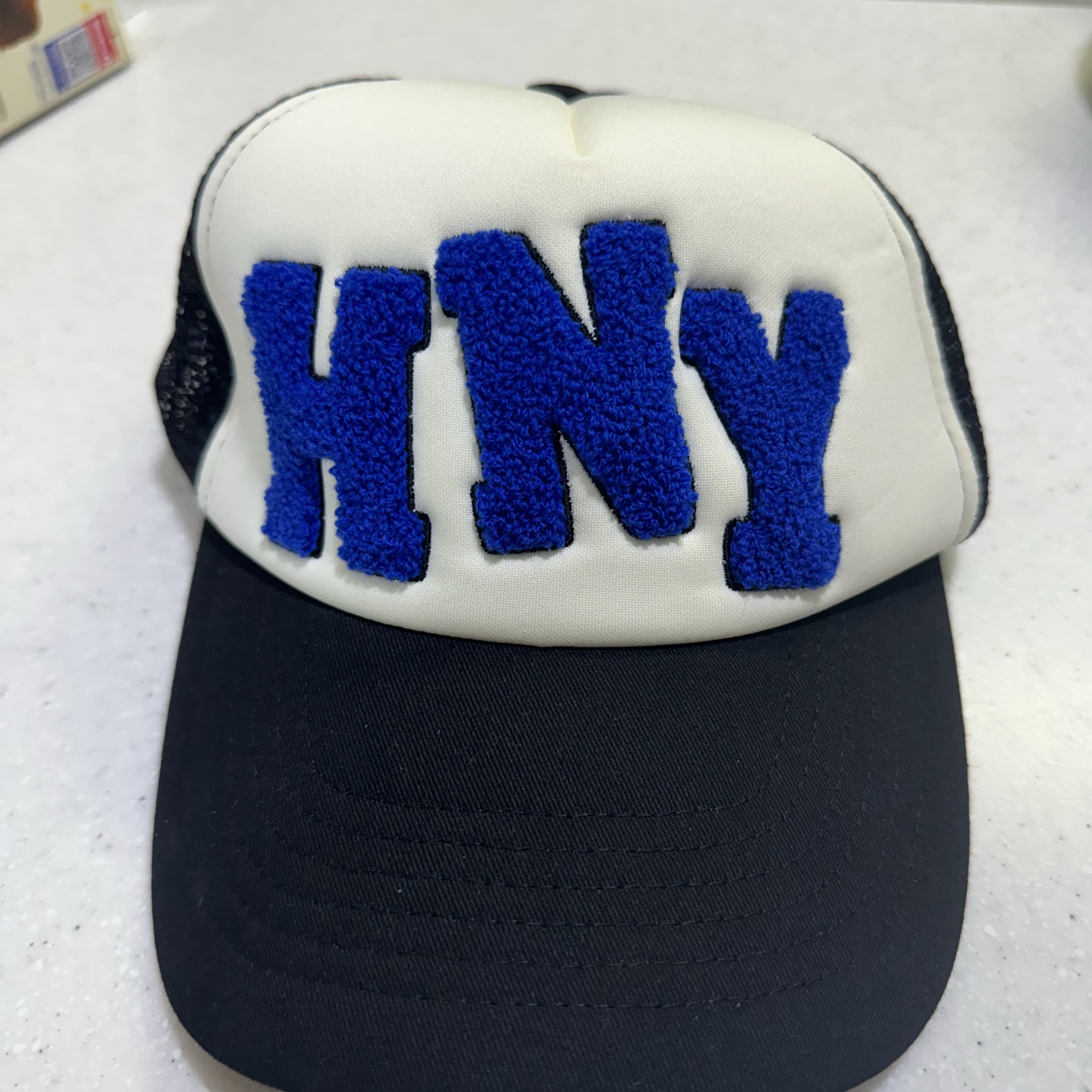Honey Scoop House HNY Logo Trucker Cap Black 착용 스타일
