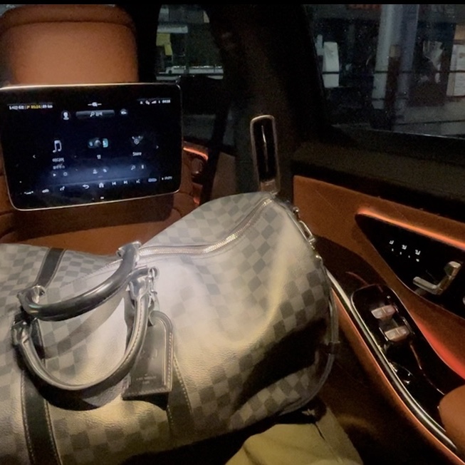 Louis Vuitton Keepall Bandouliere 55 Monogram Eclipse Grey 착용 스타일