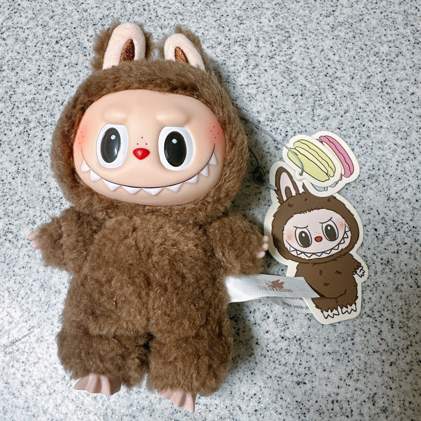 Pop Mart Labubu The Monsters Labubu Tasty Macarons Series Chestnut Cocoa Keyring (Opened Case) 착용 스타일