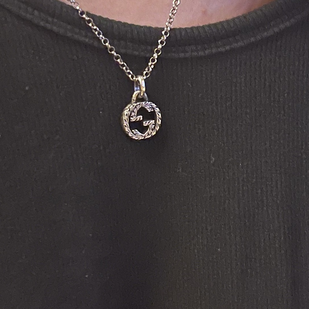 Gucci Interlocking G Pendant Necklace Silver 착용 스타일