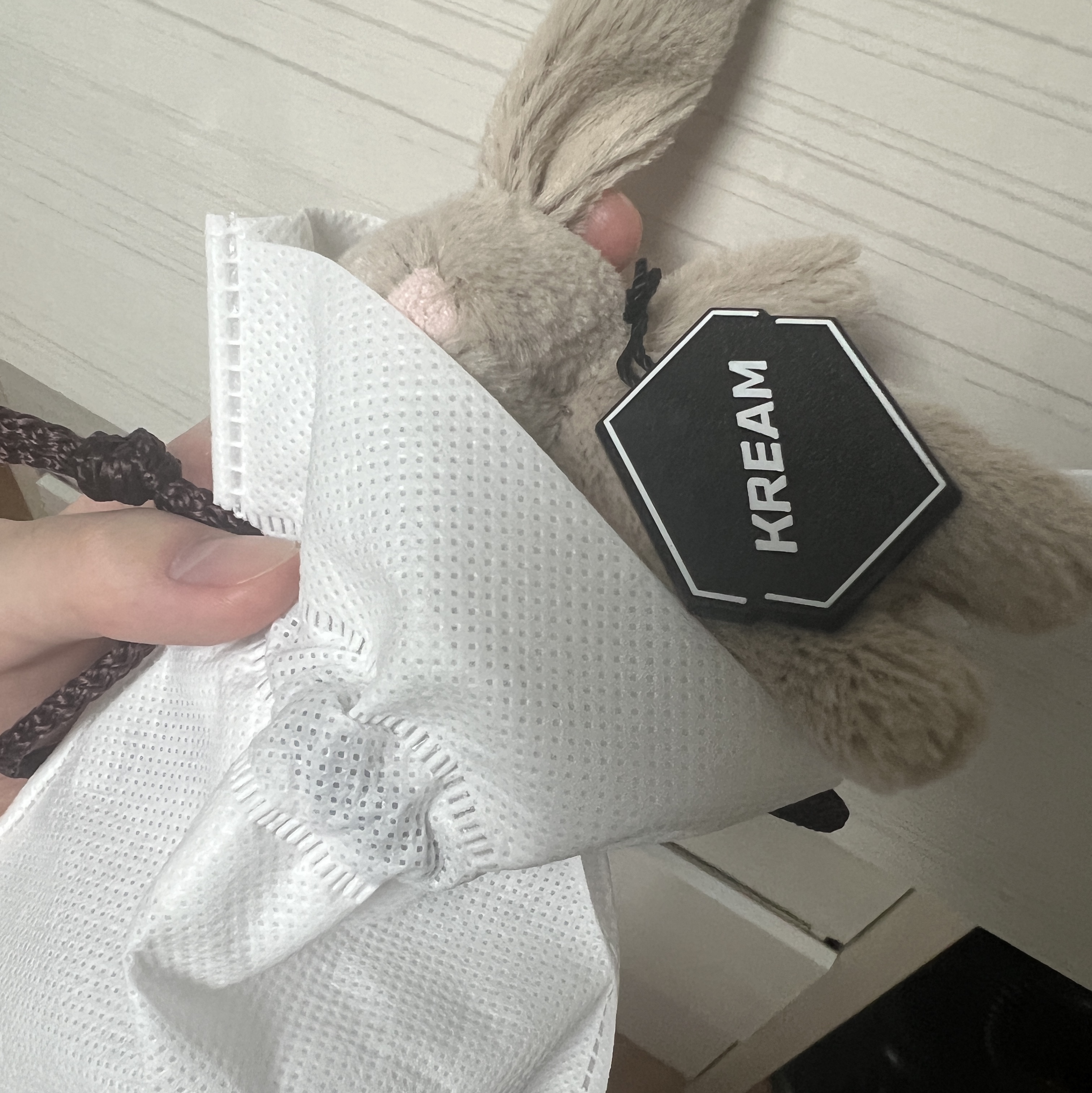 Jellycat Bashful Bunny Bag Charm Beige 착용 스타일