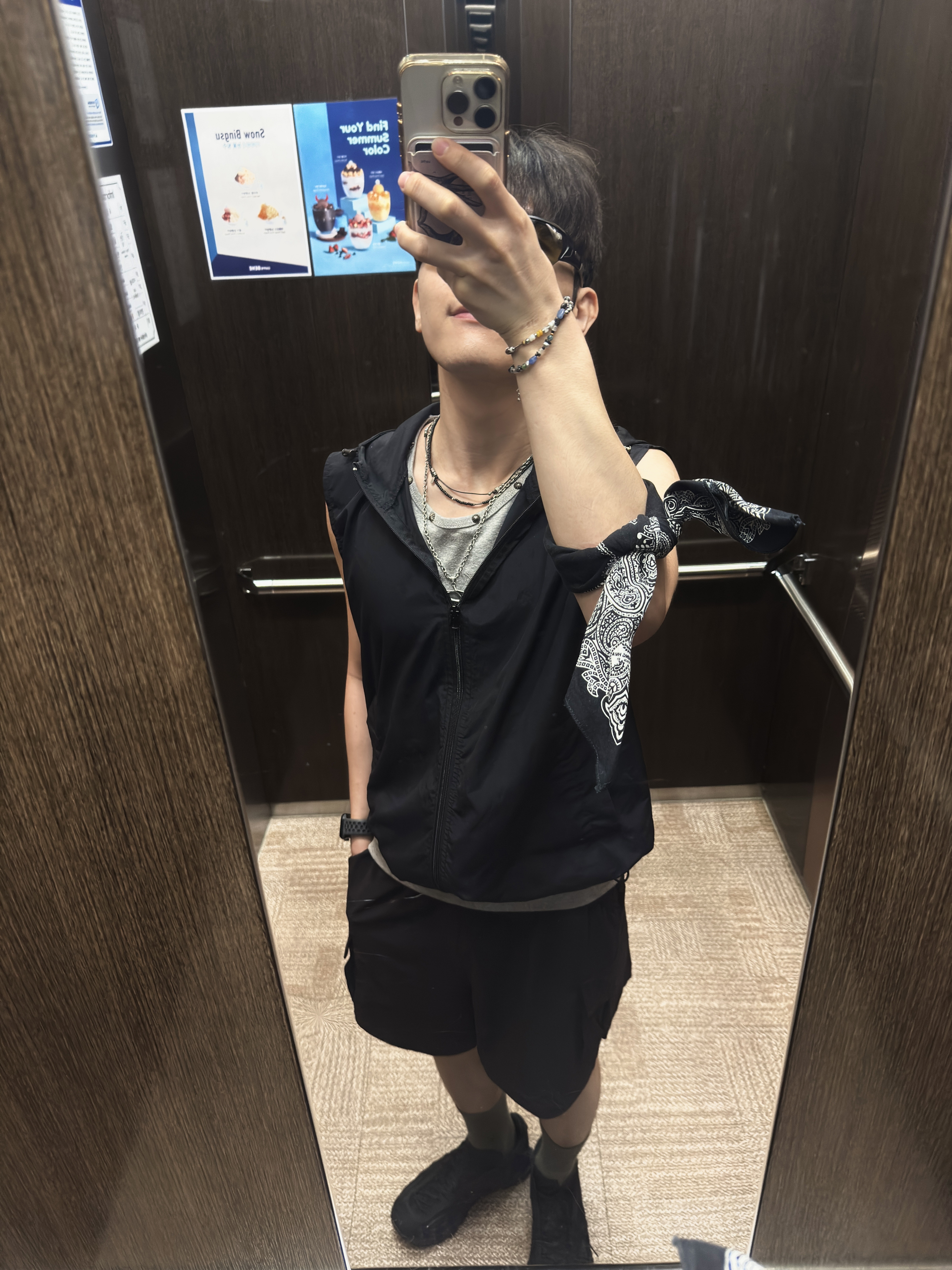 On Running x FKA Twigs Cloud Black, Safarispot Authentic Light Vest Windbreaker - Black 착용 스타일 - 6