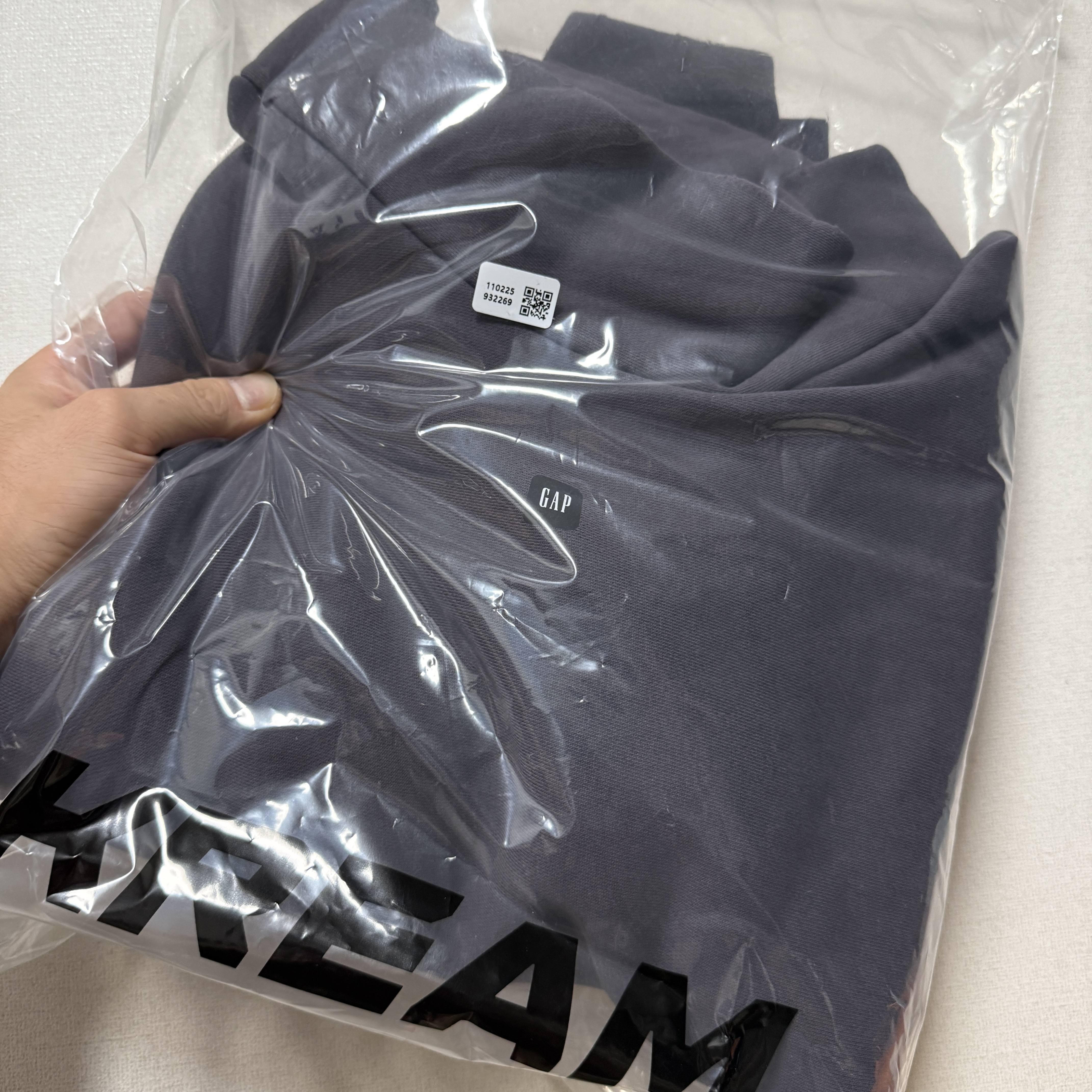 Yeezy Gap Engineered By Balenciaga High Neck Sweater Dark Grey 착용 스타일