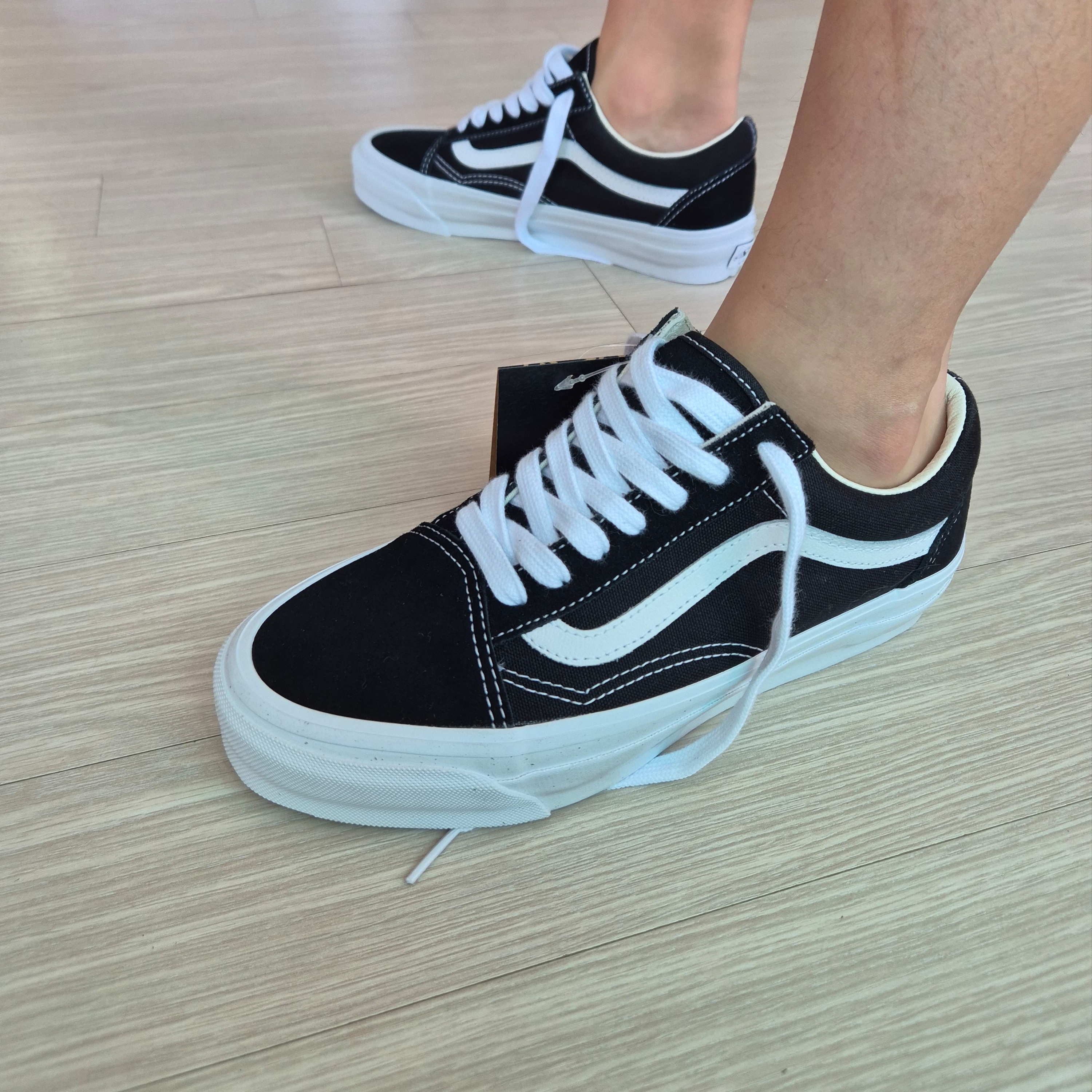 Vans Old Skool 36 LX Black White 착용 스타일 - 2