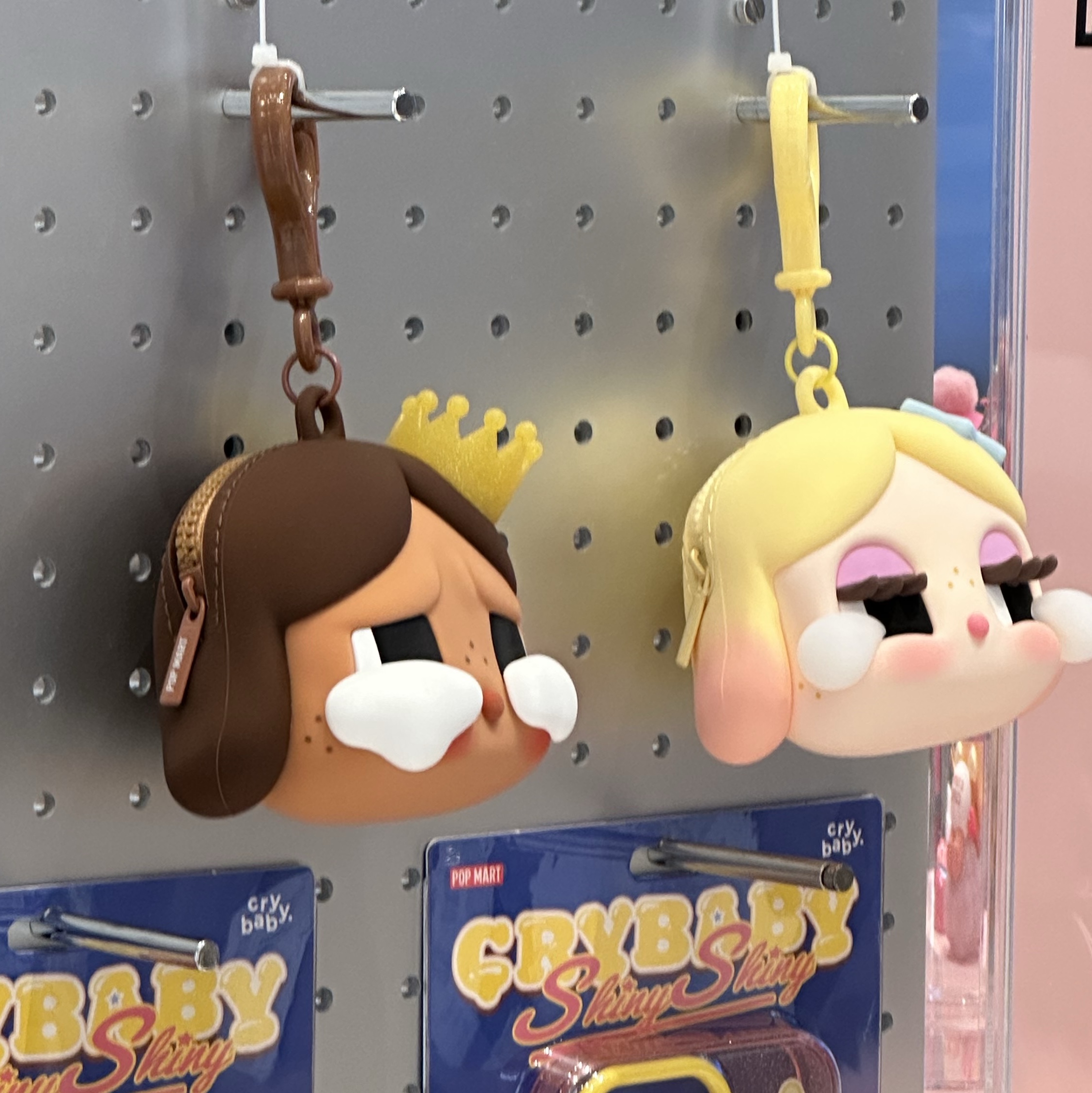 Pop Mart Crybaby Shiny Shiny Series Earphone Case Brown, Pop Mart Crybaby Shiny Shiny Series Earphone Case Gold 착용 스타일 - 1