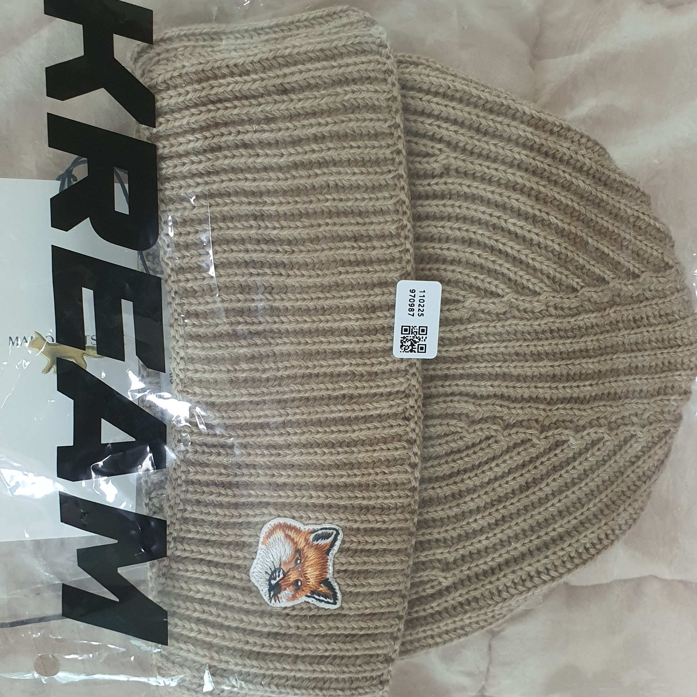 Maison Kitsune Fox Head Patch Ribbed Beanie Beige 착용 스타일